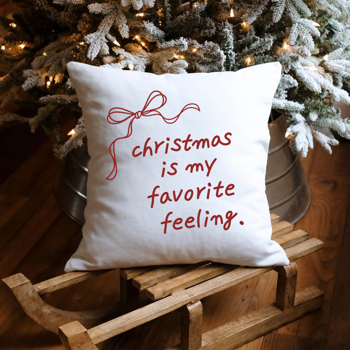 Christmas Is My Favorite Feeling SVG Plotterdatei mit Schleife auf kariertem Stoff im Stickrahmen als selbstgemachte Weihnachtsdeko.