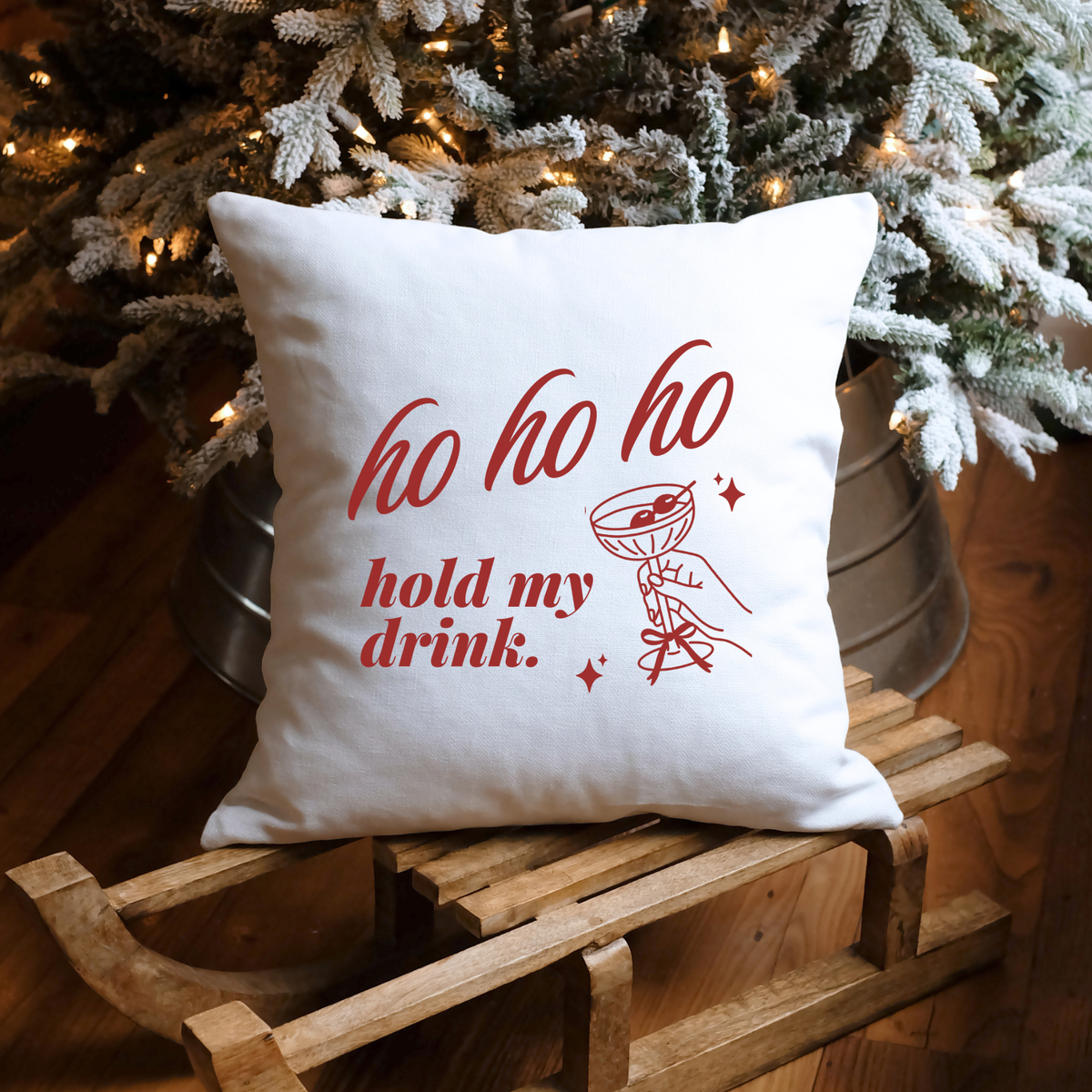 Ho Ho Ho Hold My Drink SVG Plotterdatei mit Martini-Glas als grüner Brustprint auf weißem Weihnachtssweater.