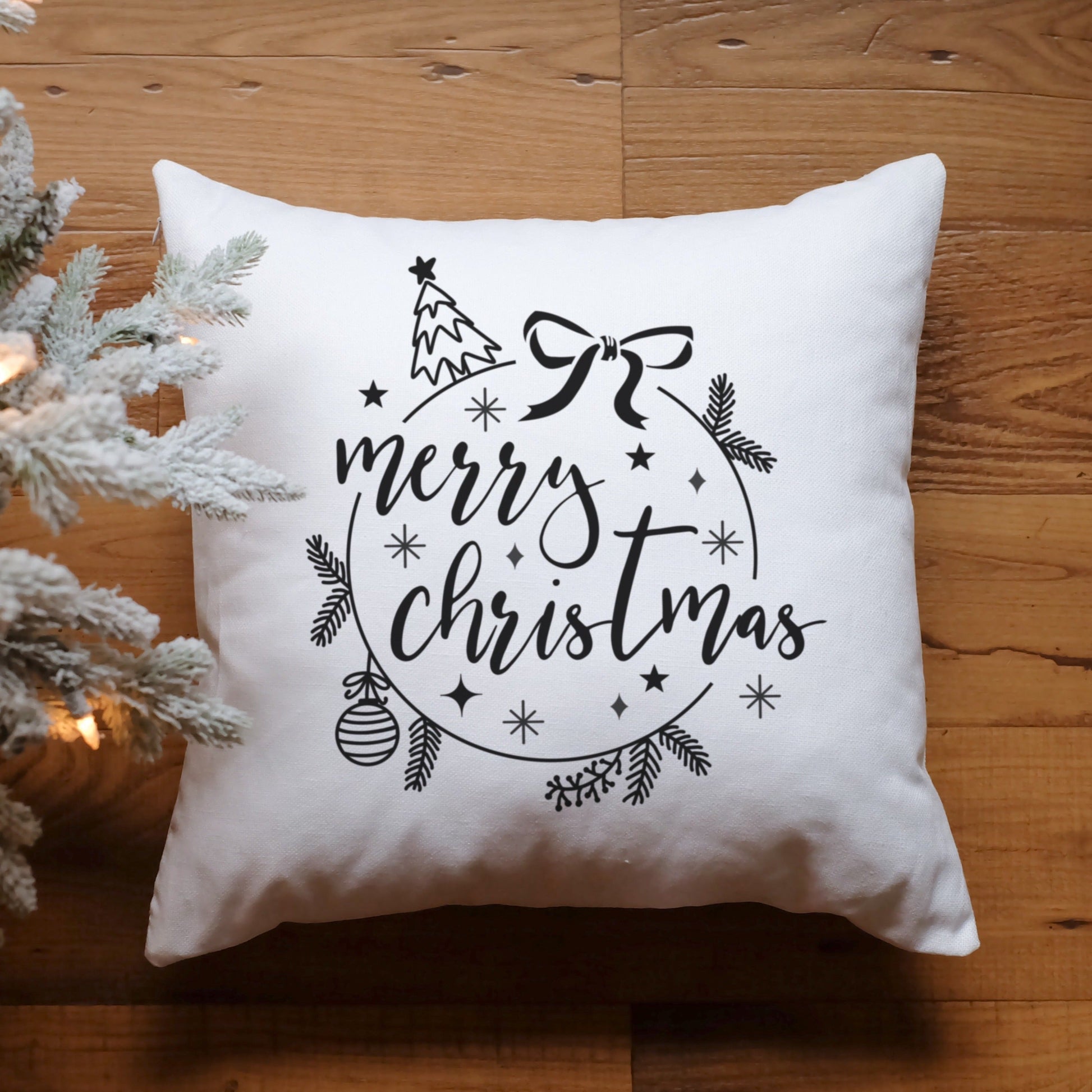 Merry Christmas Plotterdatei SVG mit Tannenbaum, Christbaumkugel, Schleife und Tannenzweigen auf weihnachtlichem Kissen