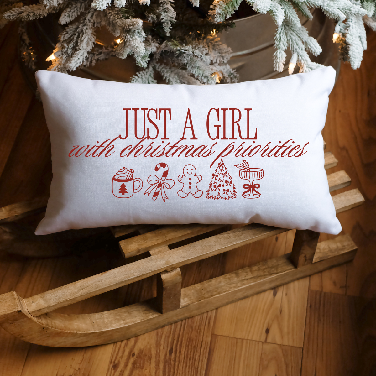 Weihnachts Plotterdatei Just a Girl with Christmas Priorities mit Schriftzug, Kakao, Zuckerstange, Lebkuchenmann, Weihnachtsbaum und weihnachtlichem Getränk.