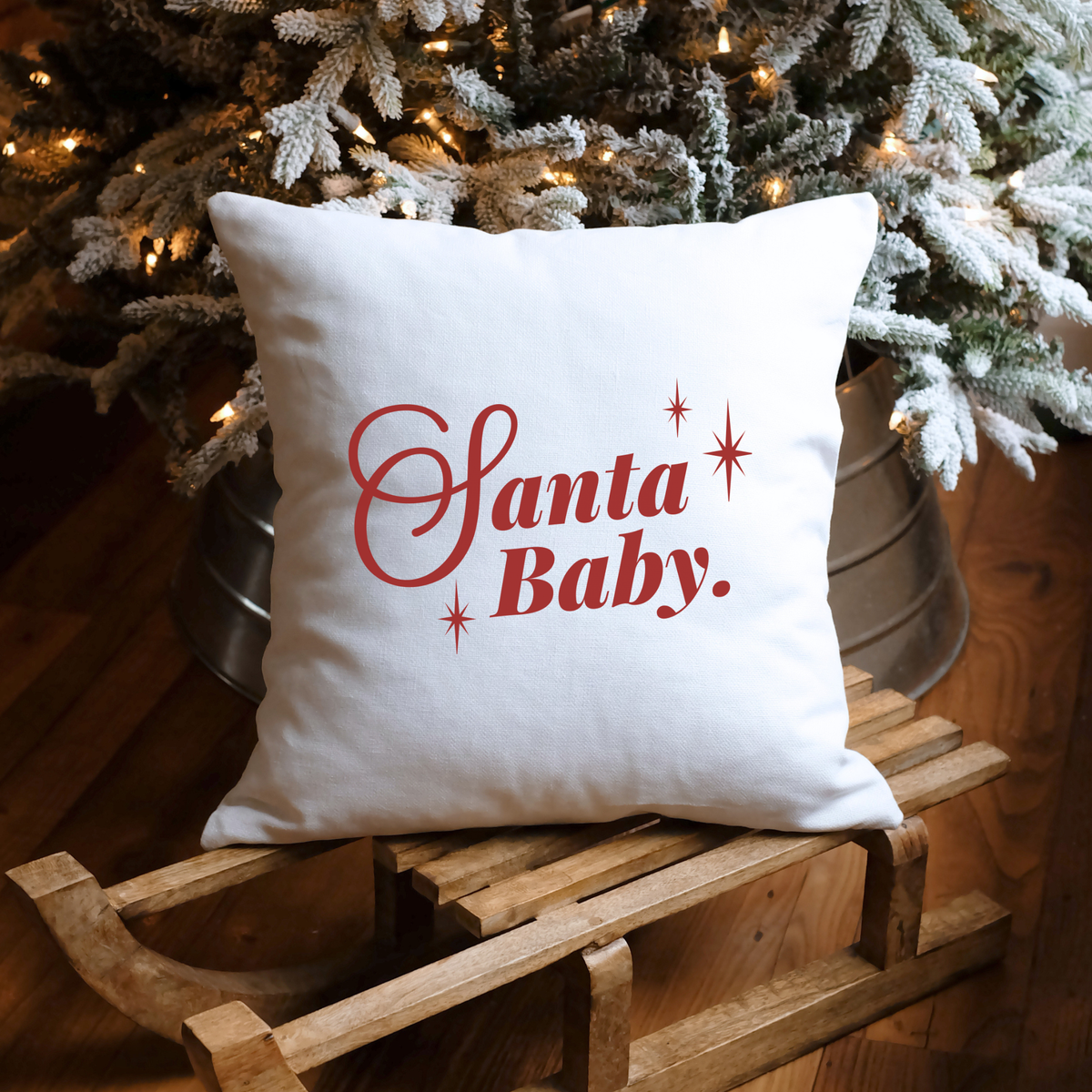 Santa Baby Weihnachtsschriftzug kombiniert mit gestreiftem Christmas Background als mehrfarbiges DIY Plotterdesign.