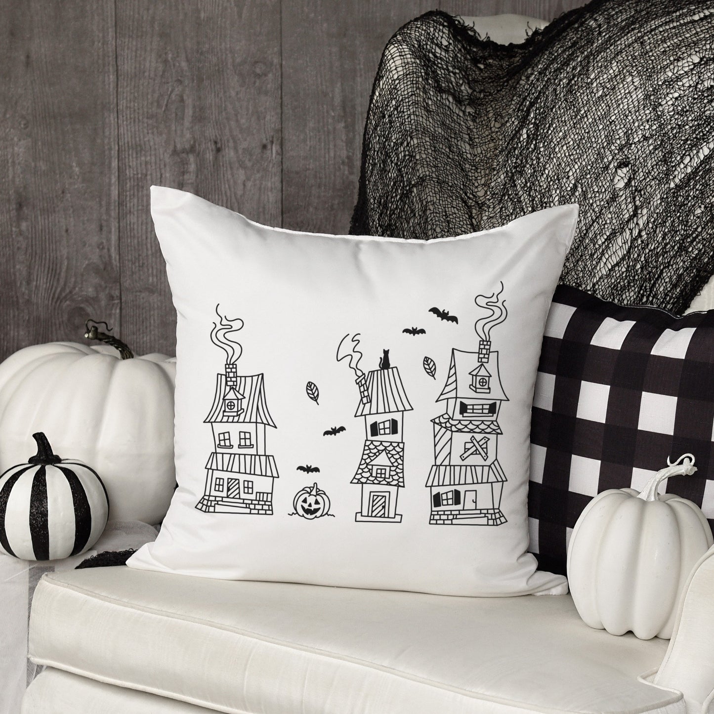 Halloween Town – Halloween Design mit gruseligen Häuschen, Kürbissen und knorrigen Bäumen. Ideal für Fensterbilder, Kissenbezüge und Halloween-Dekorationen.