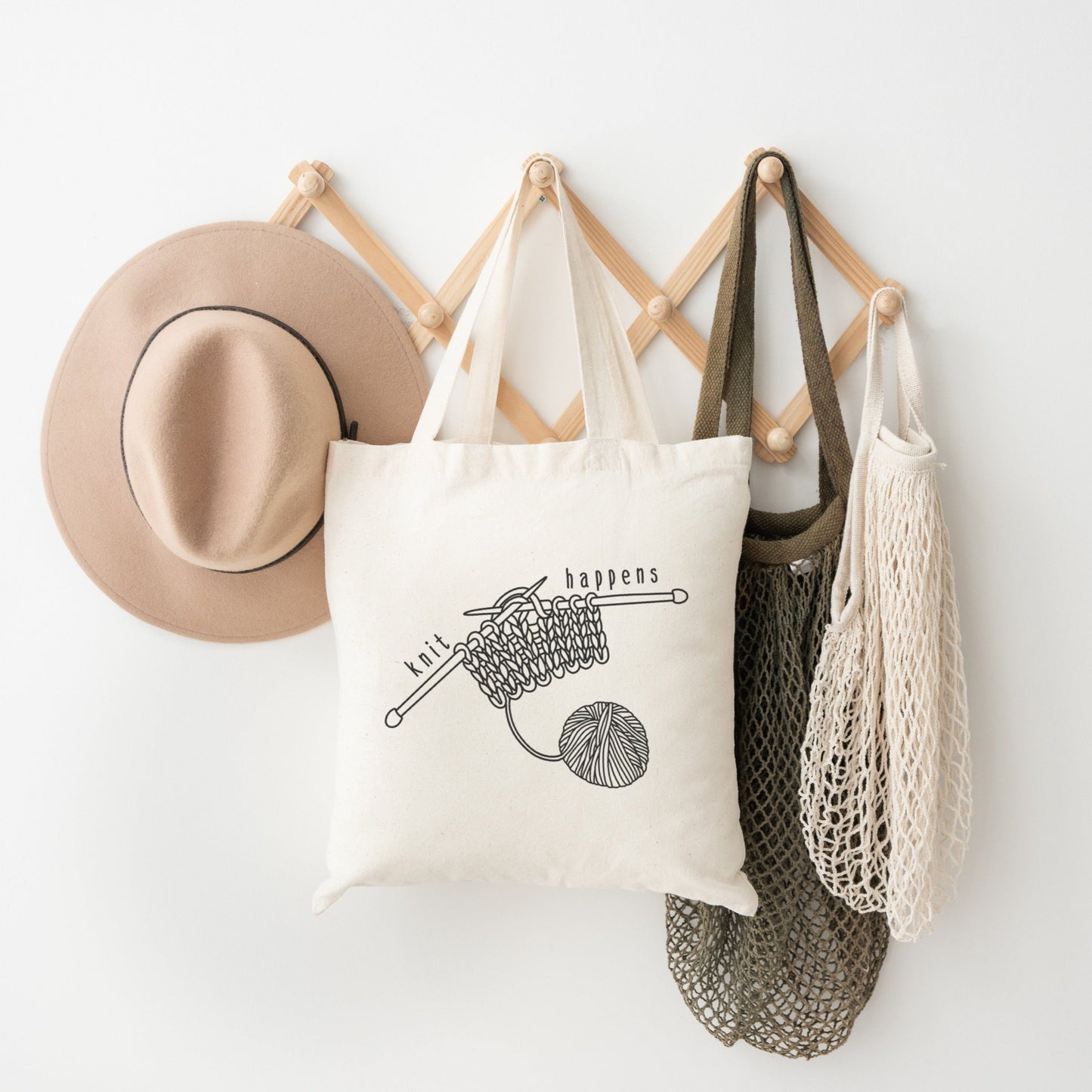 Plotterdatei Knit Happens – Line Art Design mit Wollknäuel, Strickstück und Stricknadeln. Lustiges DIY-Motiv für Strickfans, perfekt für Shirts, Hoodies und Taschen.“