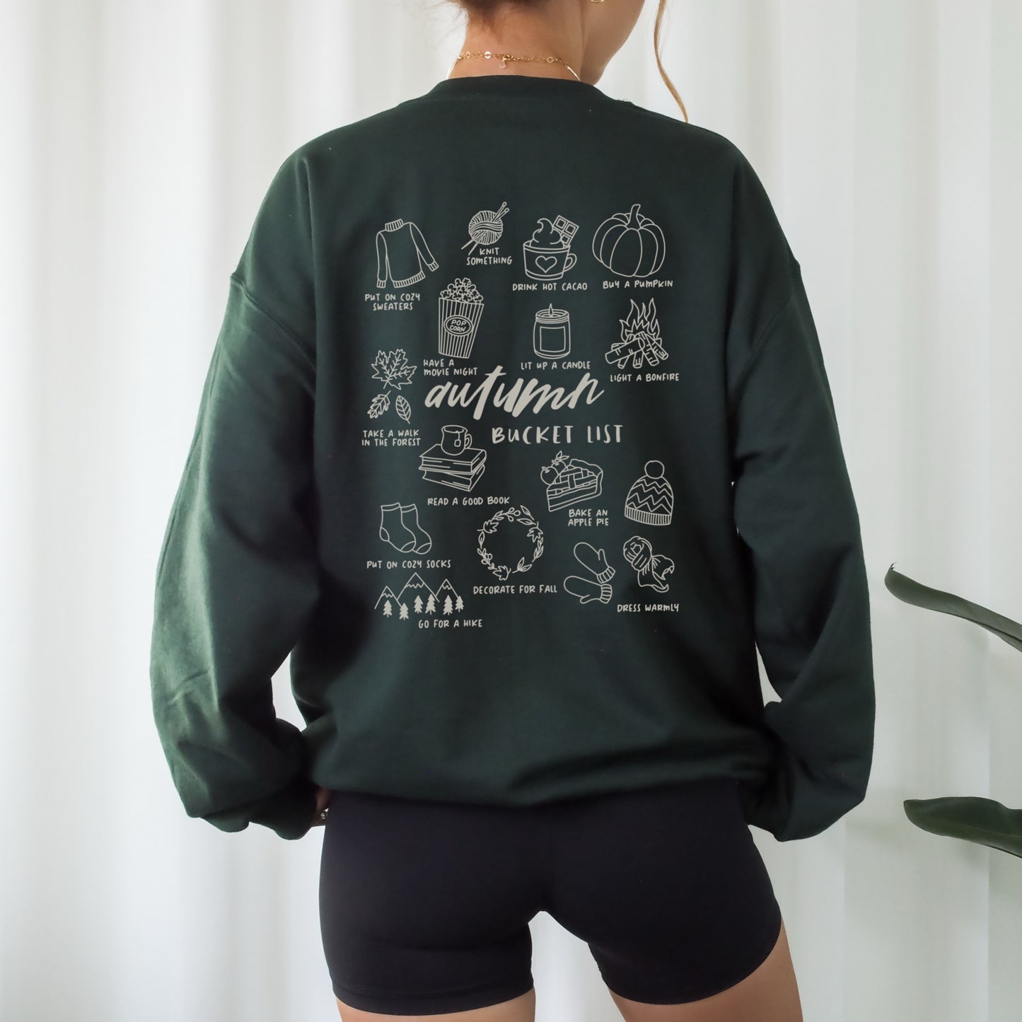 „Autumn Bucket List“ – Herbstliches Line Art Design mit Symbolen wie Kürbis, Pullover, Wolle und Kerze. Ideal für Kissen, Hoodies und herbstliche Accessoires.