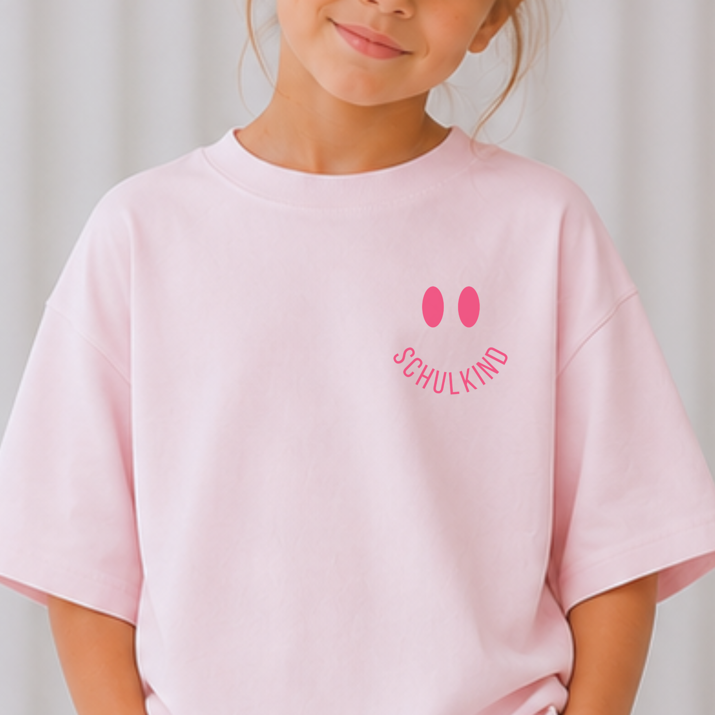 Digitale Plotterdatei „Schulkind Smiley-Gesicht“ – fröhliches Design für den Schulanfang. Ideal für T-Shirts, Taschen und Schulzubehör zur Einschulung.