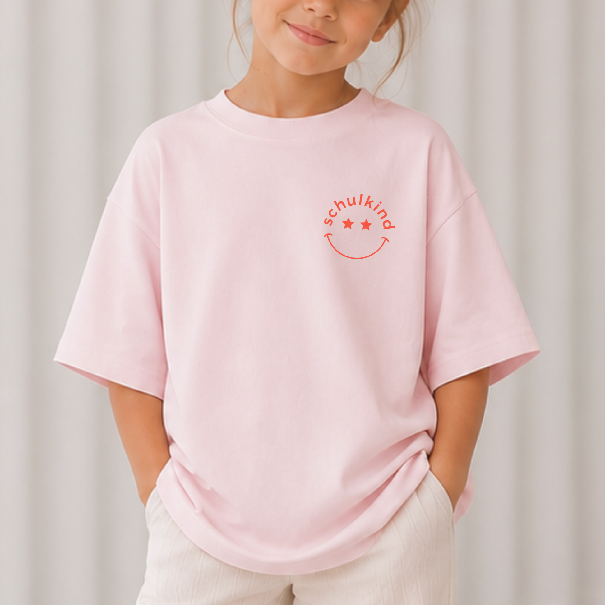 Digitale Plotterdatei „Schulkind Smiley-Gesicht“ – fröhliches Design für den Schulanfang. Ideal für T-Shirts, Taschen und Schulzubehör zur Einschulung.