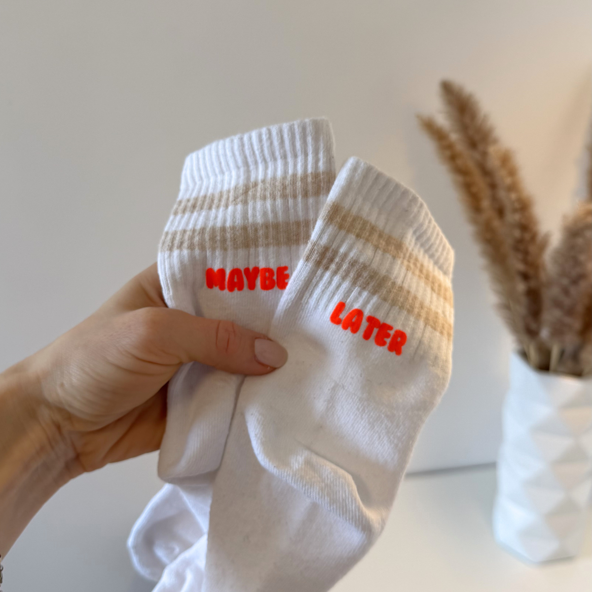 Set aus 23 kleinen Socken Sprüchen als Plotterdatei, minimalistische schwarze Schriftzüge für DIY Statement Socken, geeignet zum klein Plotten (3–4 cm), inkl. SVG DXF PNG Dateien für Cricut und Silhouette, dargestellt auf weißer Socke