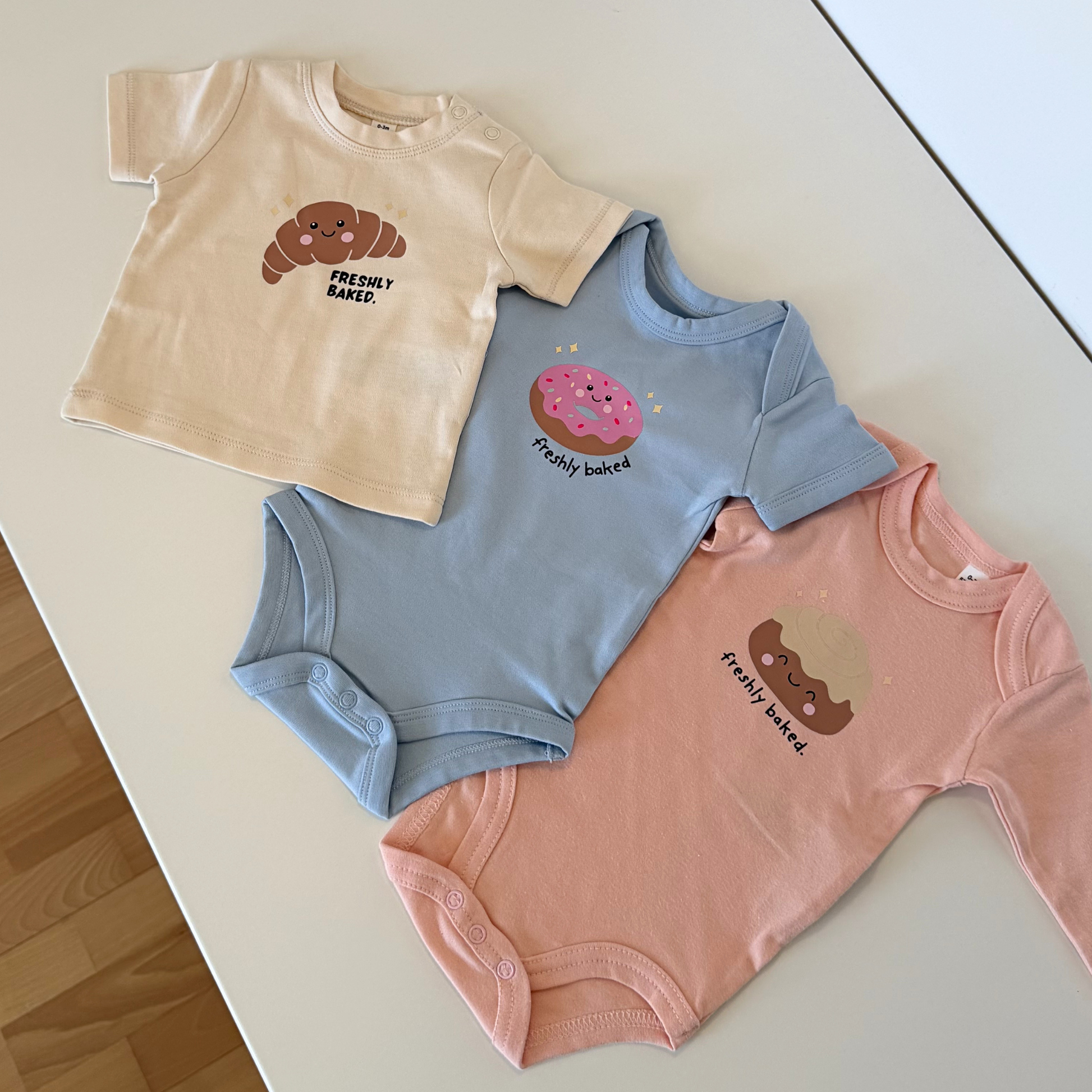 Plotterdatei „Freshly Baked“ mit Croissant, Donut und Zimtschnecke im Kawaii Stil, Baby Design zur Geburt, SVG DXF PNG