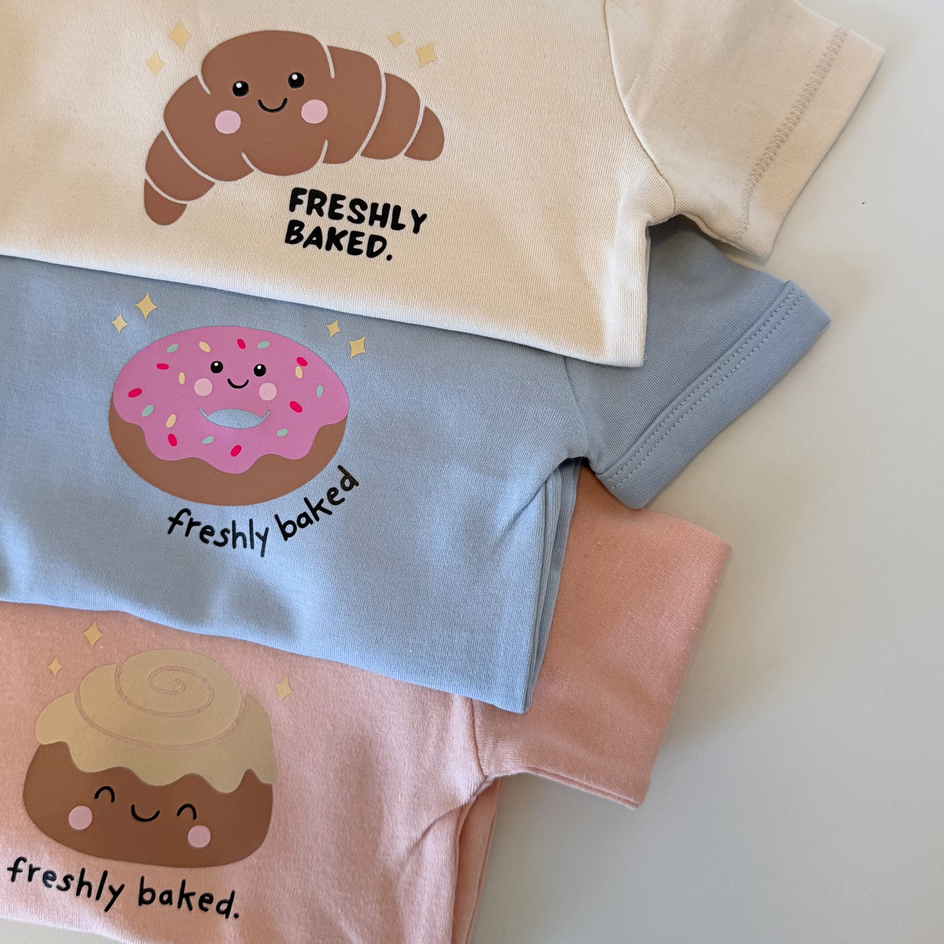 Plotterdatei „Freshly Baked“ mit Croissant, Donut und Zimtschnecke im Kawaii Stil, Baby Design zur Geburt, SVG DXF PNG
