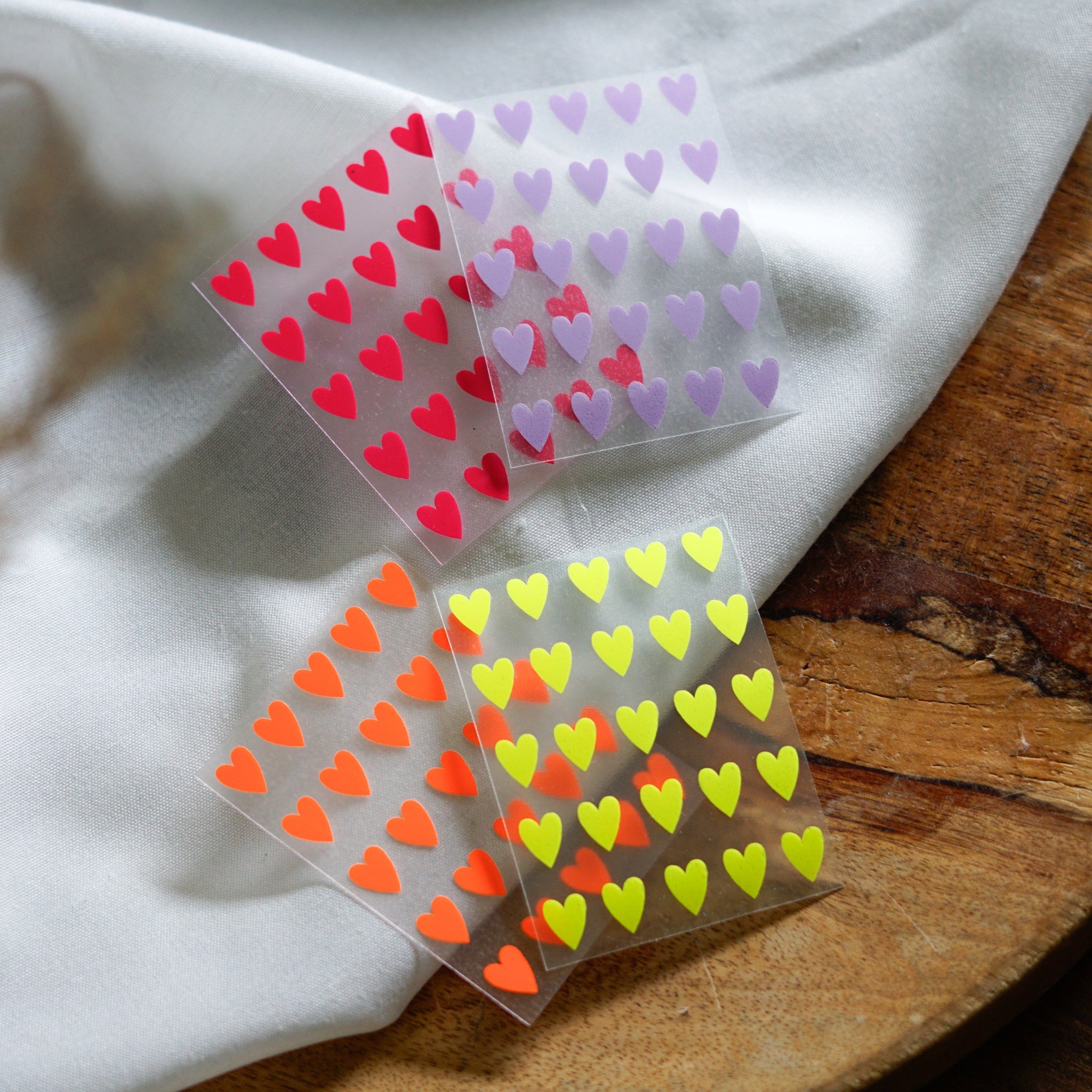 Mini Herzchen Bügelbild Set – 25 kleine Herzen in Neon & Pastell zum Aufbügeln
