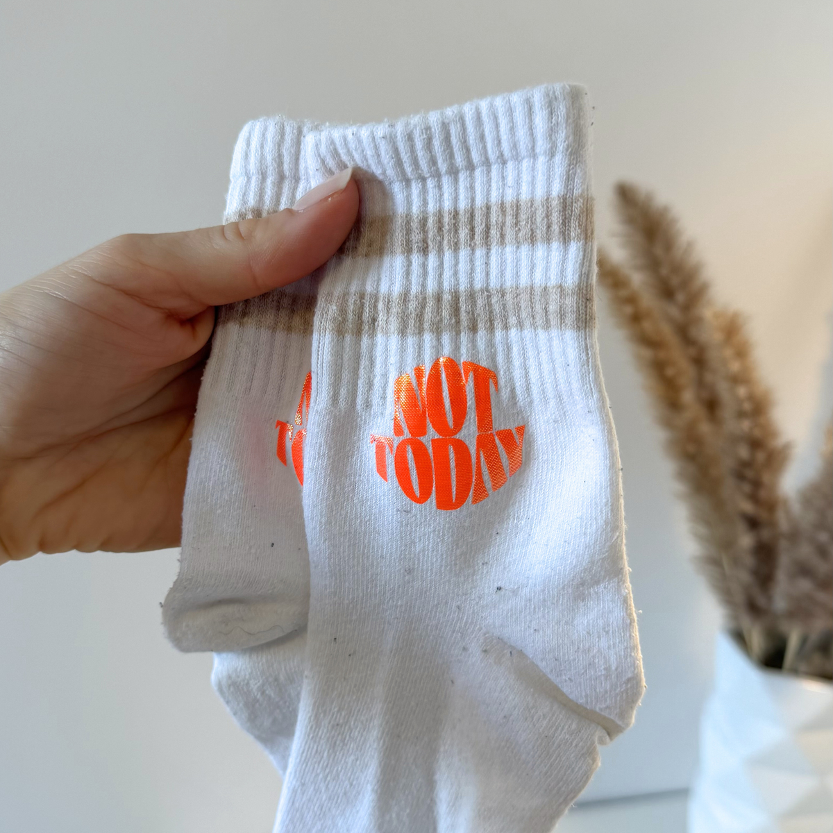 Set aus 23 kleinen Socken Sprüchen als Plotterdatei, minimalistische schwarze Schriftzüge für DIY Statement Socken, geeignet zum klein Plotten (3–4 cm), inkl. SVG DXF PNG Dateien für Cricut und Silhouette, dargestellt auf weißer Socke