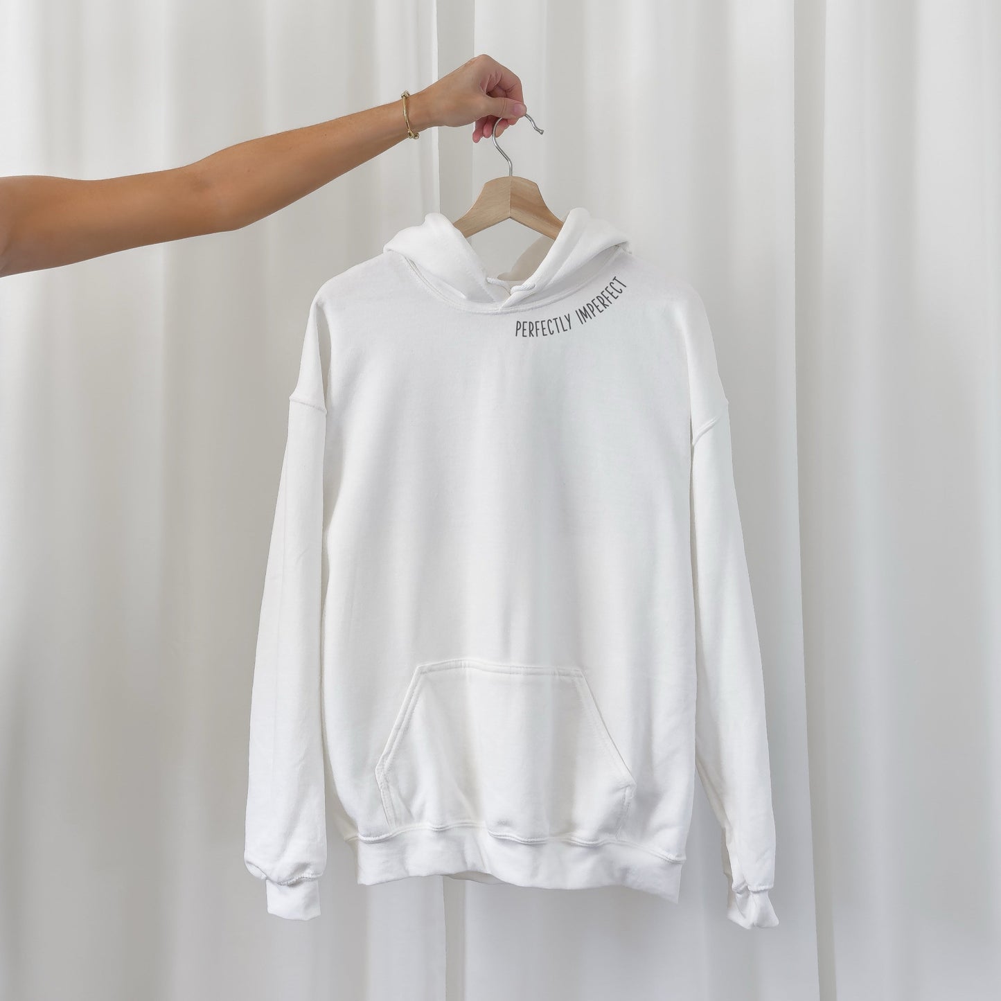 Digitale Plotterdatei mit gebogenem Schriftzug „Perfectly imperfect“ – minimalistisches Selbstliebe-Design für Shirts, Halsausschnitt oder Hoodie-Ärmel.