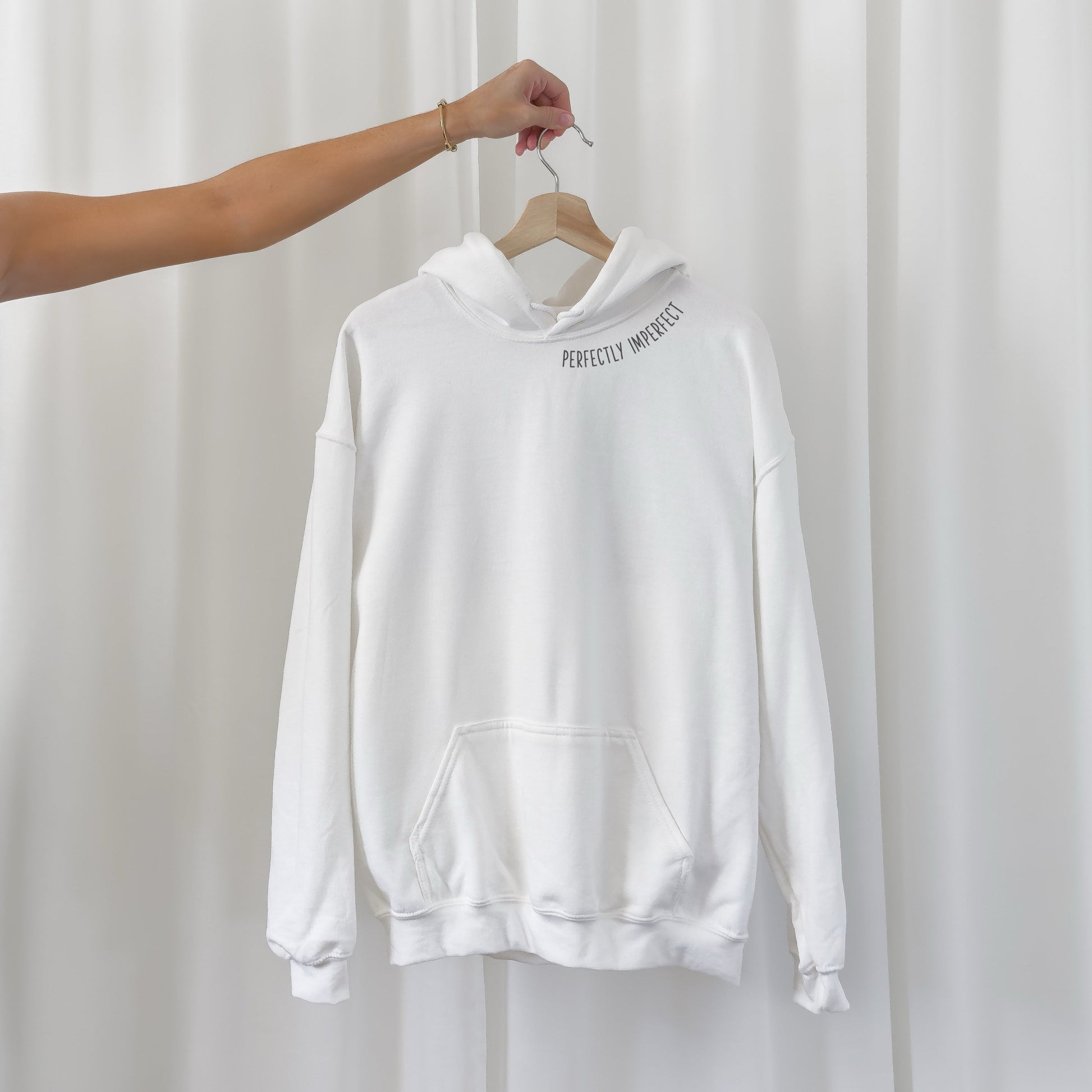 Digitale Plotterdatei mit gebogenem Schriftzug „Perfectly imperfect“ – minimalistisches Selbstliebe-Design für Shirts, Halsausschnitt oder Hoodie-Ärmel.