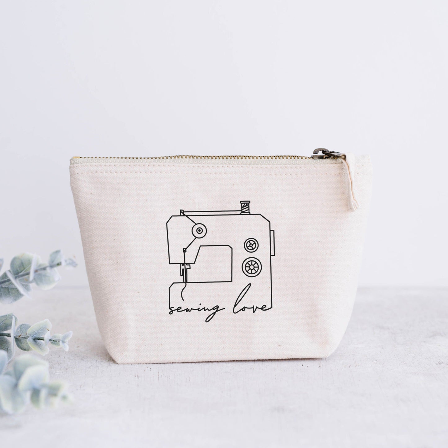 Plotterdatei „Sewing Love“ – minimalistische Line Art Nähmaschine mit Schriftzug. DIY Design für Näher, perfekt für Shirts, Hoodies & Taschen.