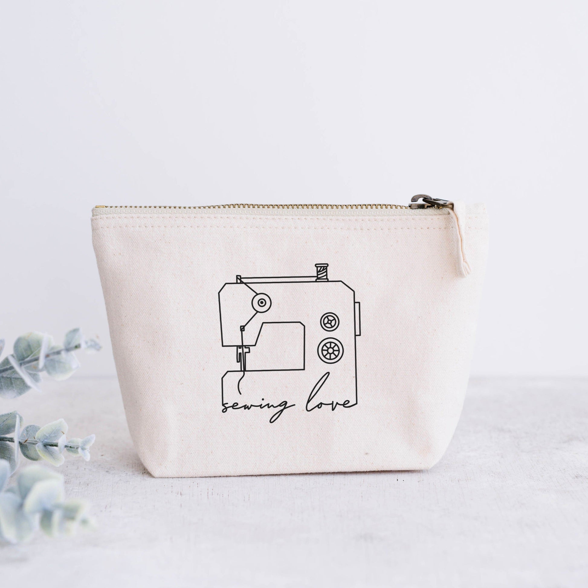 Plotterdatei „Sewing Love“ – minimalistische Line Art Nähmaschine mit Schriftzug. DIY Design für Näher, perfekt für Shirts, Hoodies & Taschen.