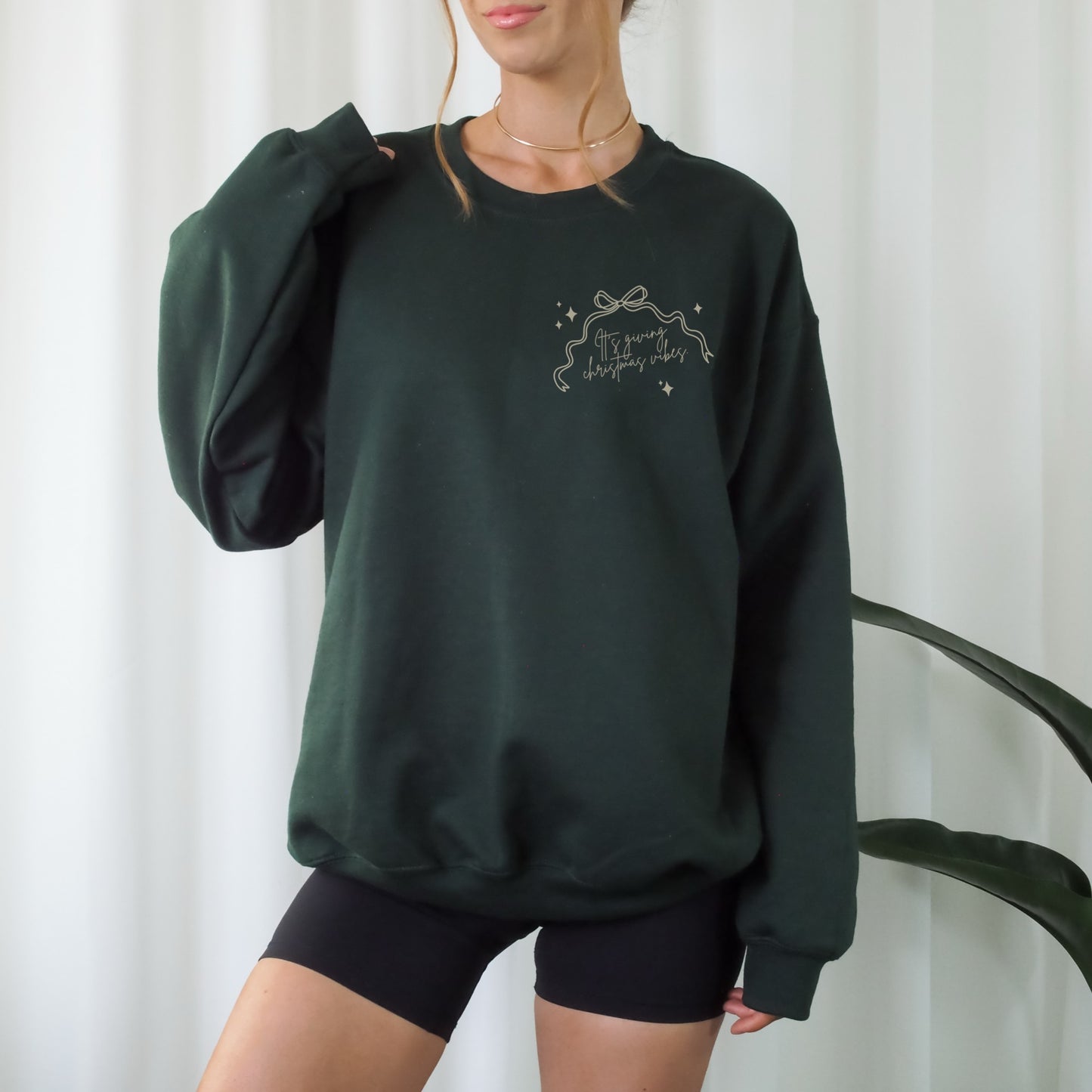 Zweiteilige Plotterdatei Weihnachten – ‚It’s giving Christmas vibes‘ mit Line Art Symbolen wie Mistelzweig, Tasse, Tannenbaum, Lebkuchen & Schleifen. Perfekt für Christmas Sweater & DIY.