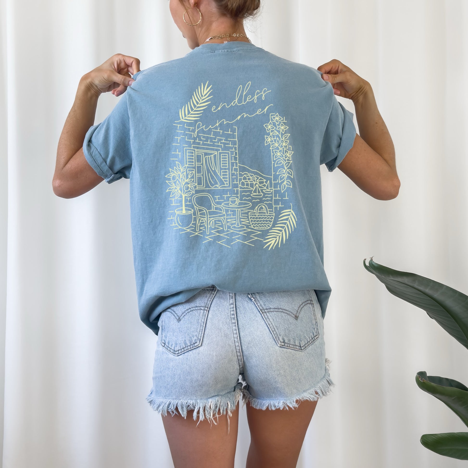 „Endless Summer“ – Rückendruck Design mit Symbolen wie Palme, Wellen und Orangenpflanzen. Perfekt für sommerliche T-Shirts, Taschen und Accessoires.