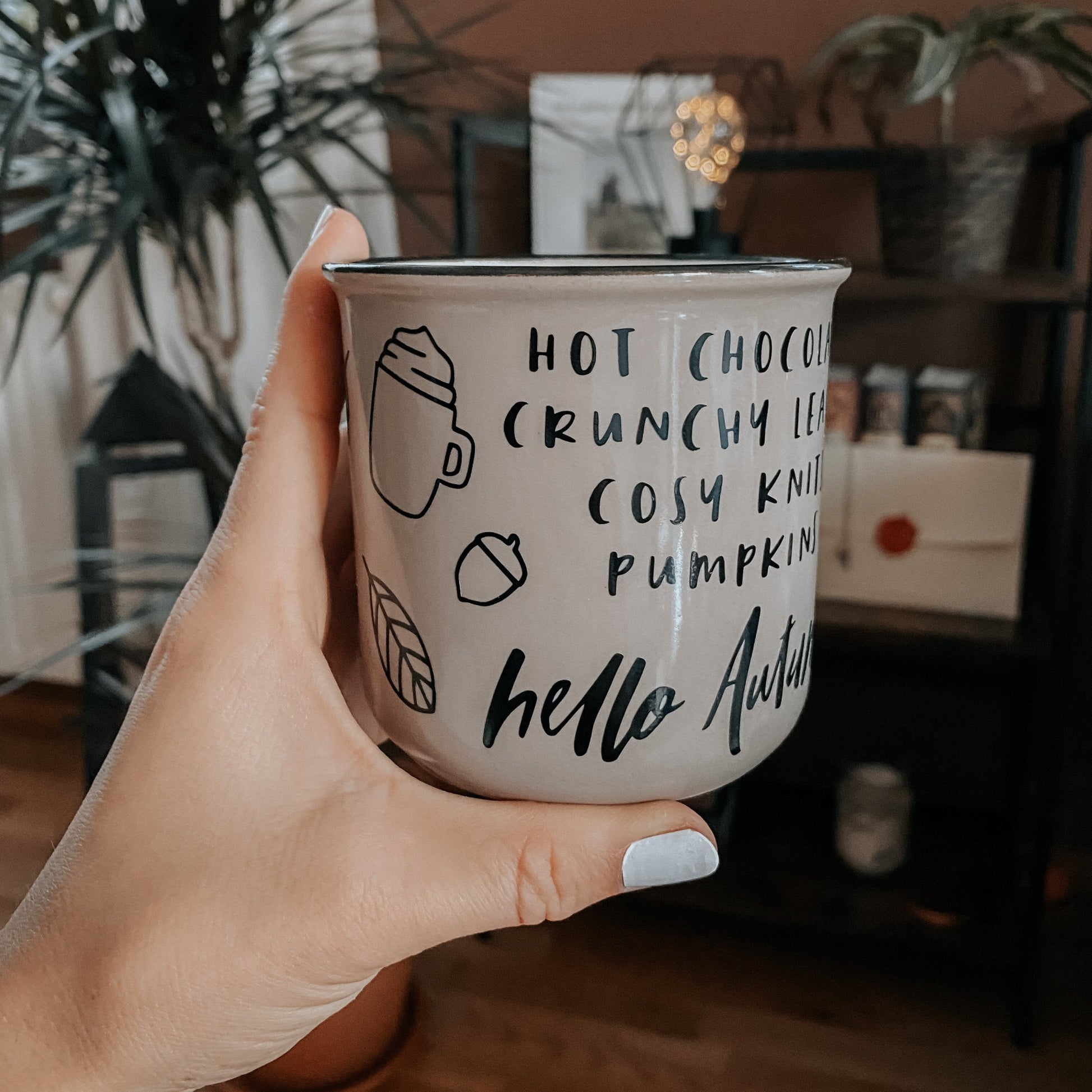 „Hello Autumn“ – Herbstliches Design mit Kürbissen, Kaffee und Blättern. Ideal für DIY-Tassen, Kerzen und Stickrahmen.
