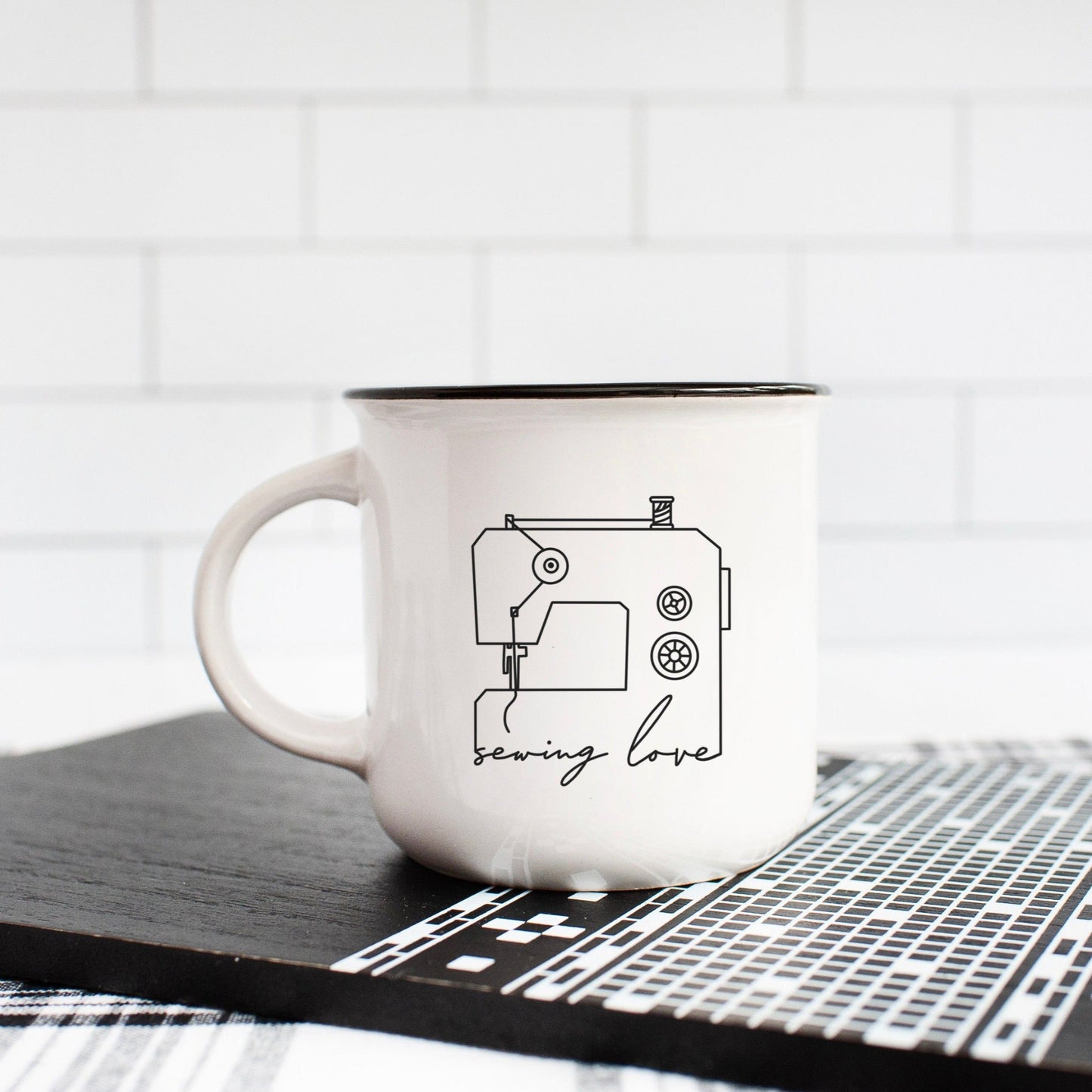 Plotterdatei „Sewing Love“ – minimalistische Line Art Nähmaschine mit Schriftzug. DIY Design für Näher, perfekt für Shirts, Hoodies & Taschen.
