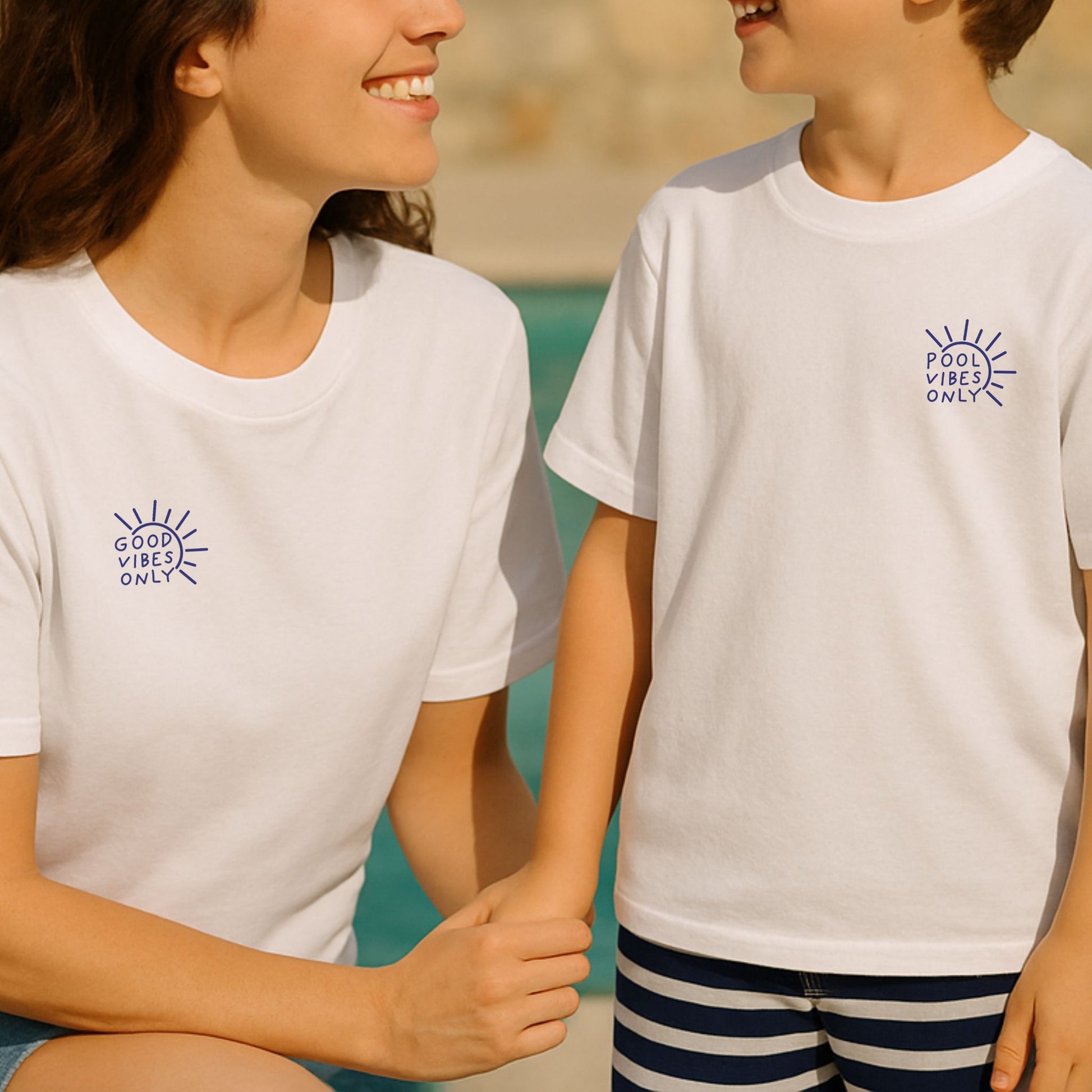 Digitale Plotterdatei Good Vibes Only & Pool Vibes Only – Ein sommerlicher Spruch ideal für Familien- und Partner-Outfits