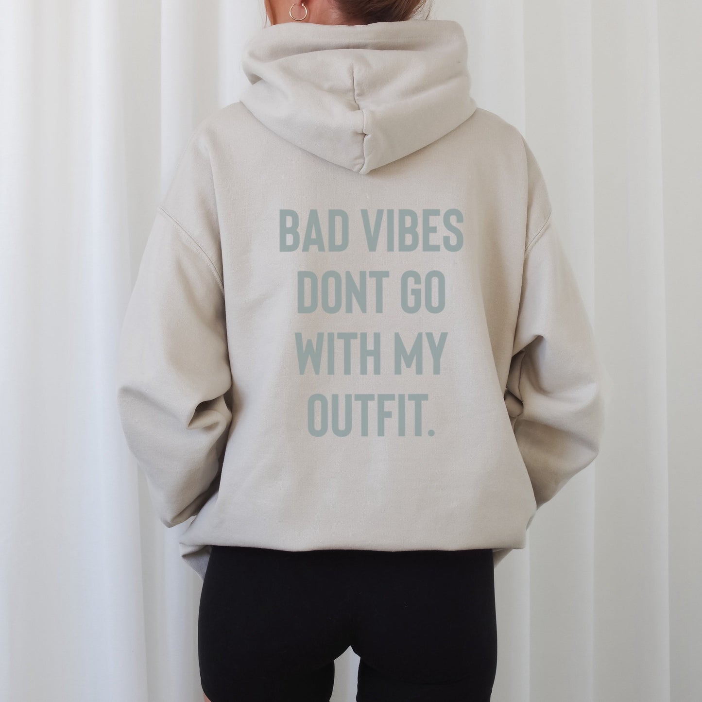 Digitale Plotterdatei mit Statement-Spruch „Bad vibes don’t go with my outfit“ – modernes Design für Shirts, Hoodies & Taschen.
