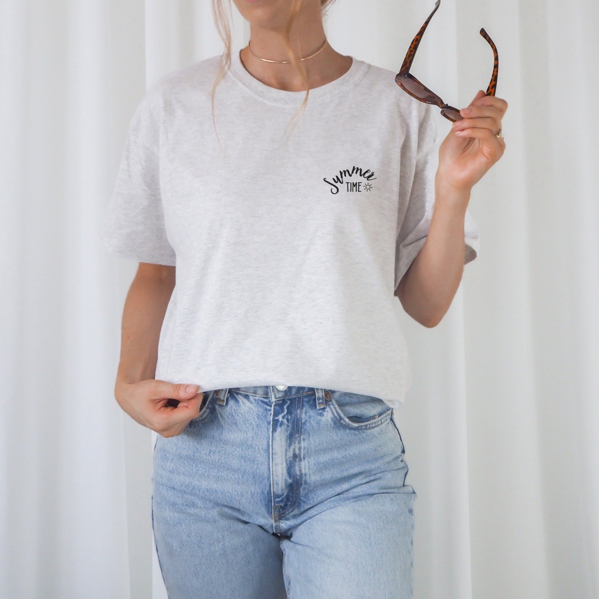 Digitale Plotterdatei mit dem Schriftzug „summer time“ und kleiner Sonne im minimalistischen Line Art Stil – für Shirts, Taschen, Caps & Sommeraccessoires.