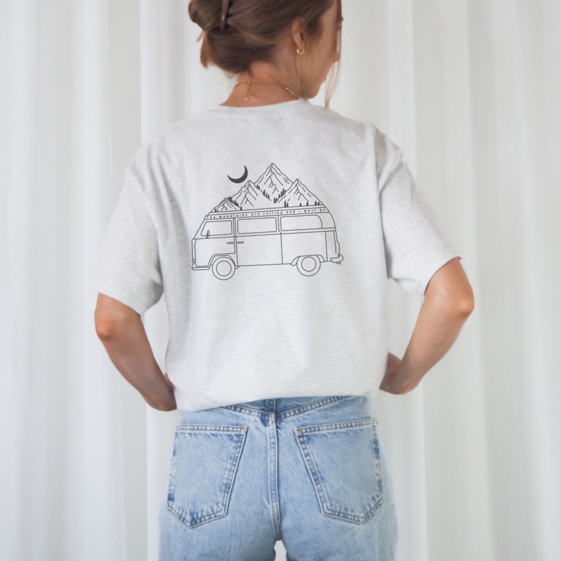 Digitale Plotterdatei mit Van, Bergen & Spruch „The mountains are calling and I must go“ – minimalistisches Design für Reise- & Naturprojekte.