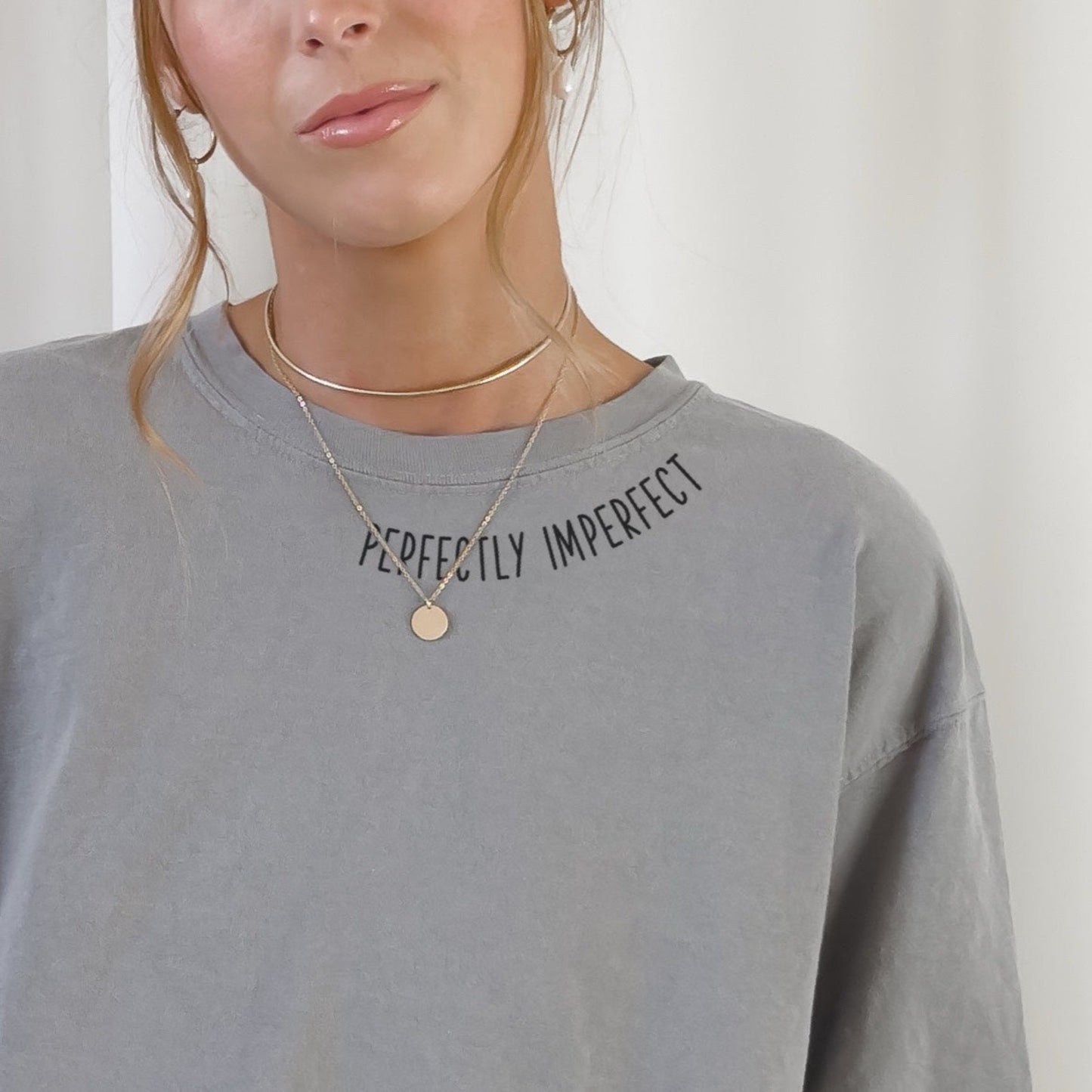 Digitale Plotterdatei mit gebogenem Schriftzug „Perfectly imperfect“ – minimalistisches Selbstliebe-Design für Shirts, Halsausschnitt oder Hoodie-Ärmel.