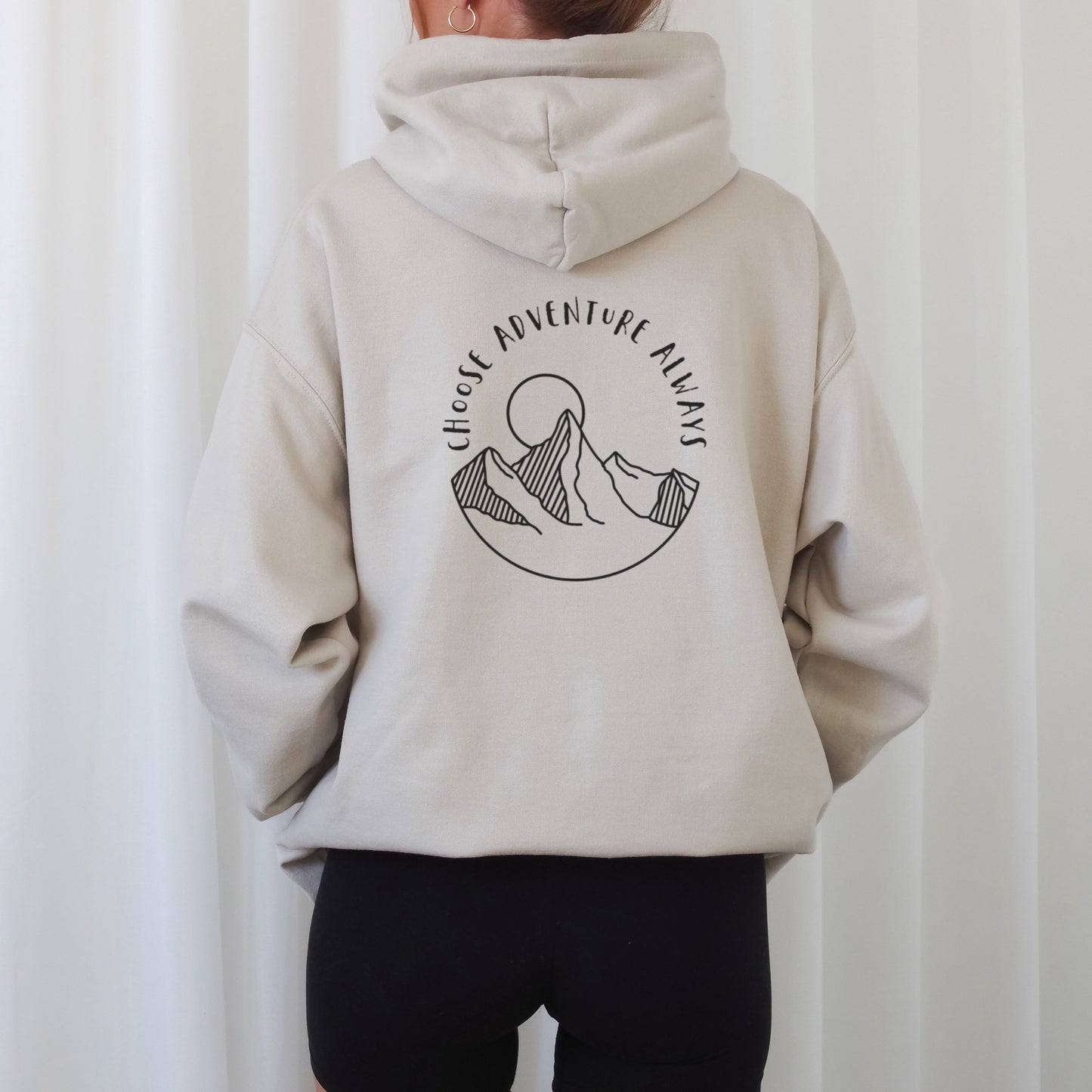 Digitale Plotterdatei mit dem Spruch „Choose Adventure Always“ im Halbkreis und modernen Bergen im Line Art Stil – perfektes Design für Reise- und Abenteuerprojekte.