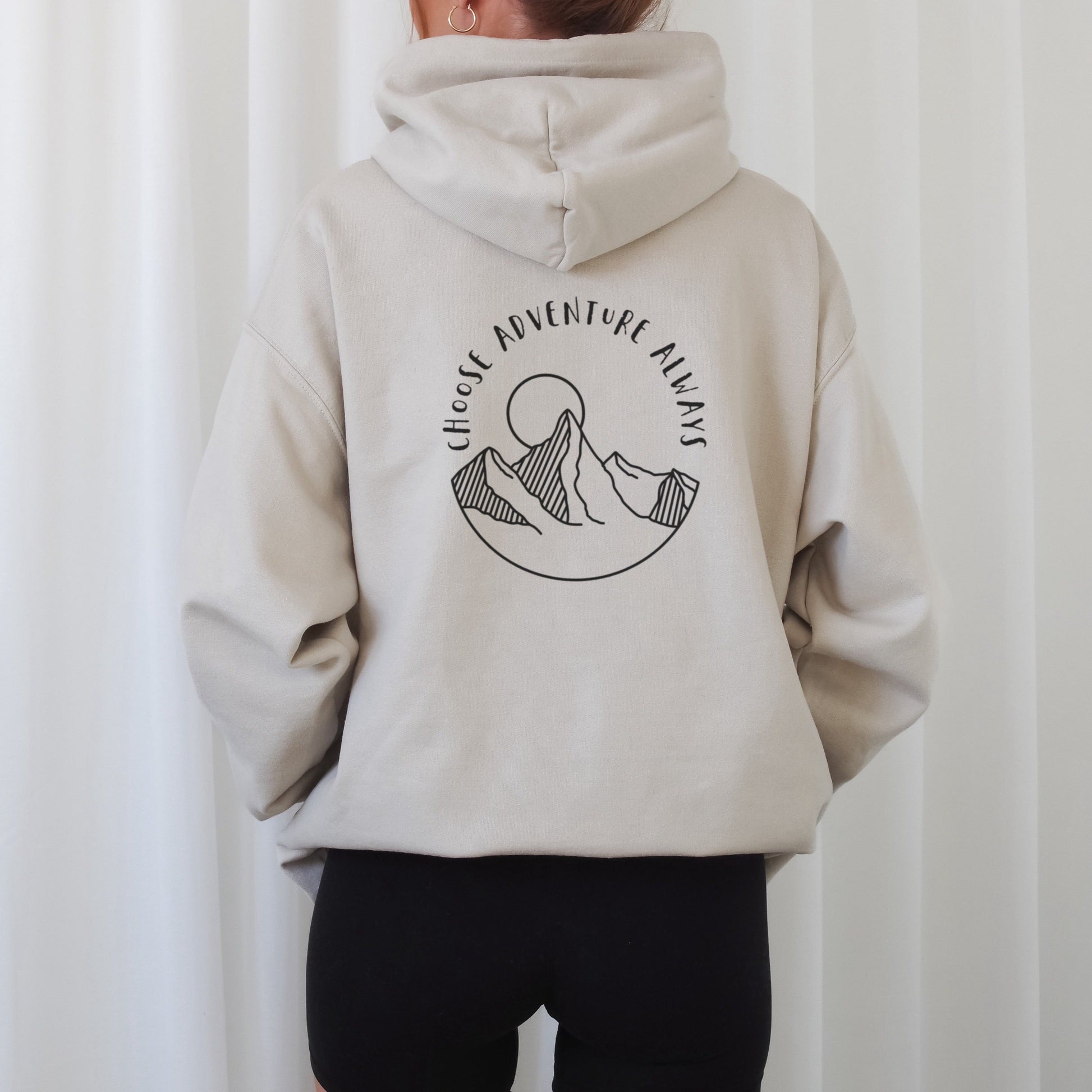 Digitale Plotterdatei mit dem Spruch „Choose Adventure Always“ im Halbkreis und modernen Bergen im Line Art Stil – perfektes Design für Reise- und Abenteuerprojekte.