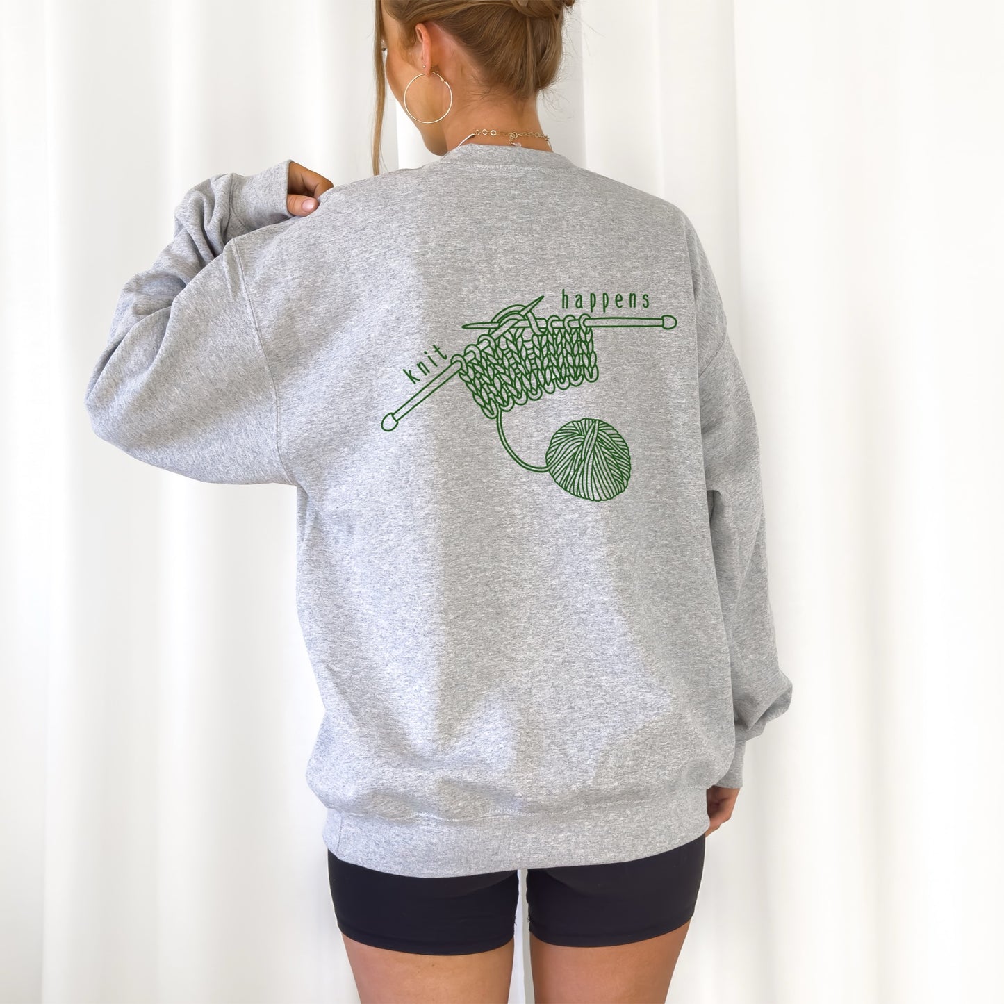 Plotterdatei Knit Happens – Line Art Design mit Wollknäuel, Strickstück und Stricknadeln. Lustiges DIY-Motiv für Strickfans, perfekt für Shirts, Hoodies und Taschen.“