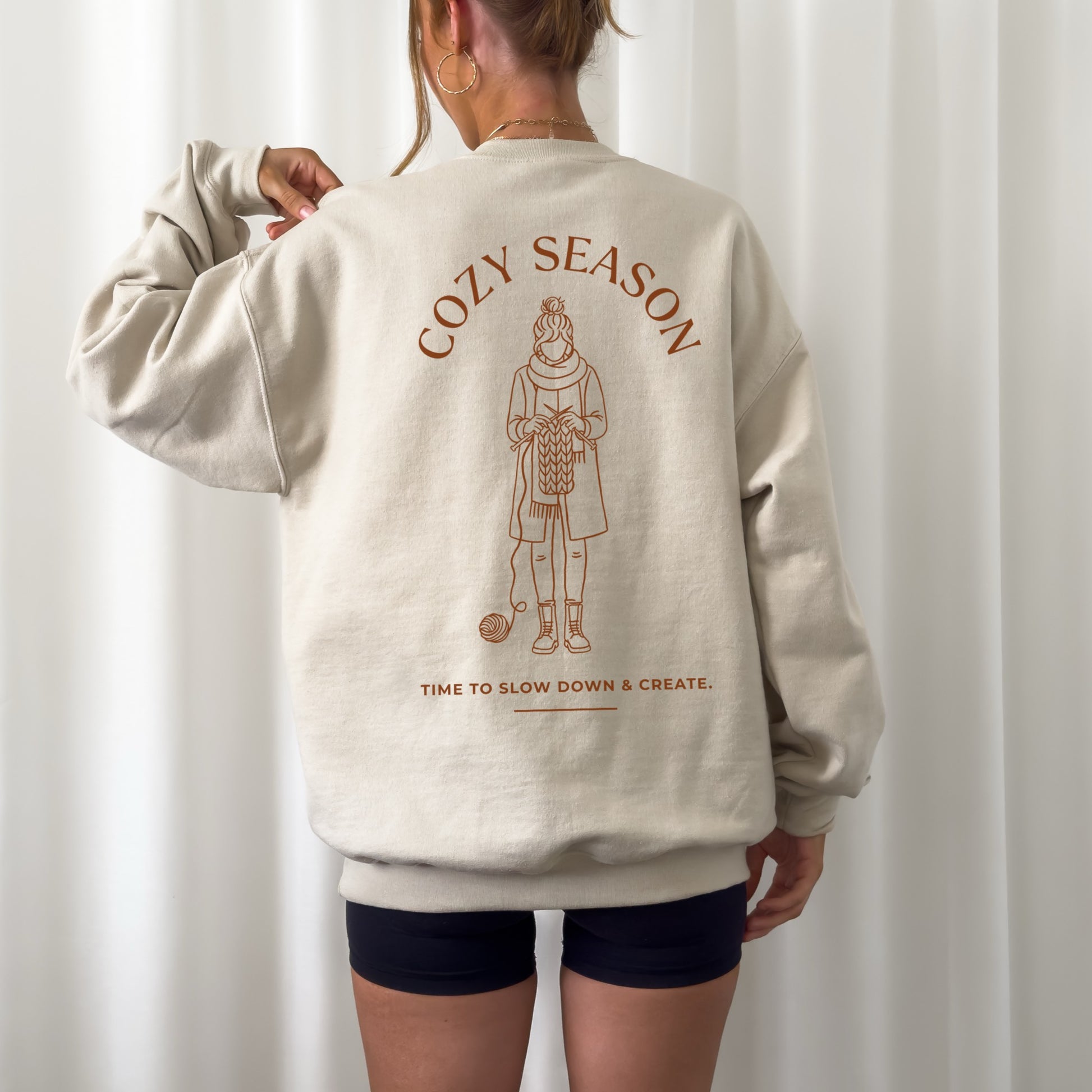 Plotterdatei „Cozy Season“ – Line Art Illustration einer Frau beim Stricken mit Wolle & Stricknadeln. Statement Motiv für DIY Shirts & Hoodies.