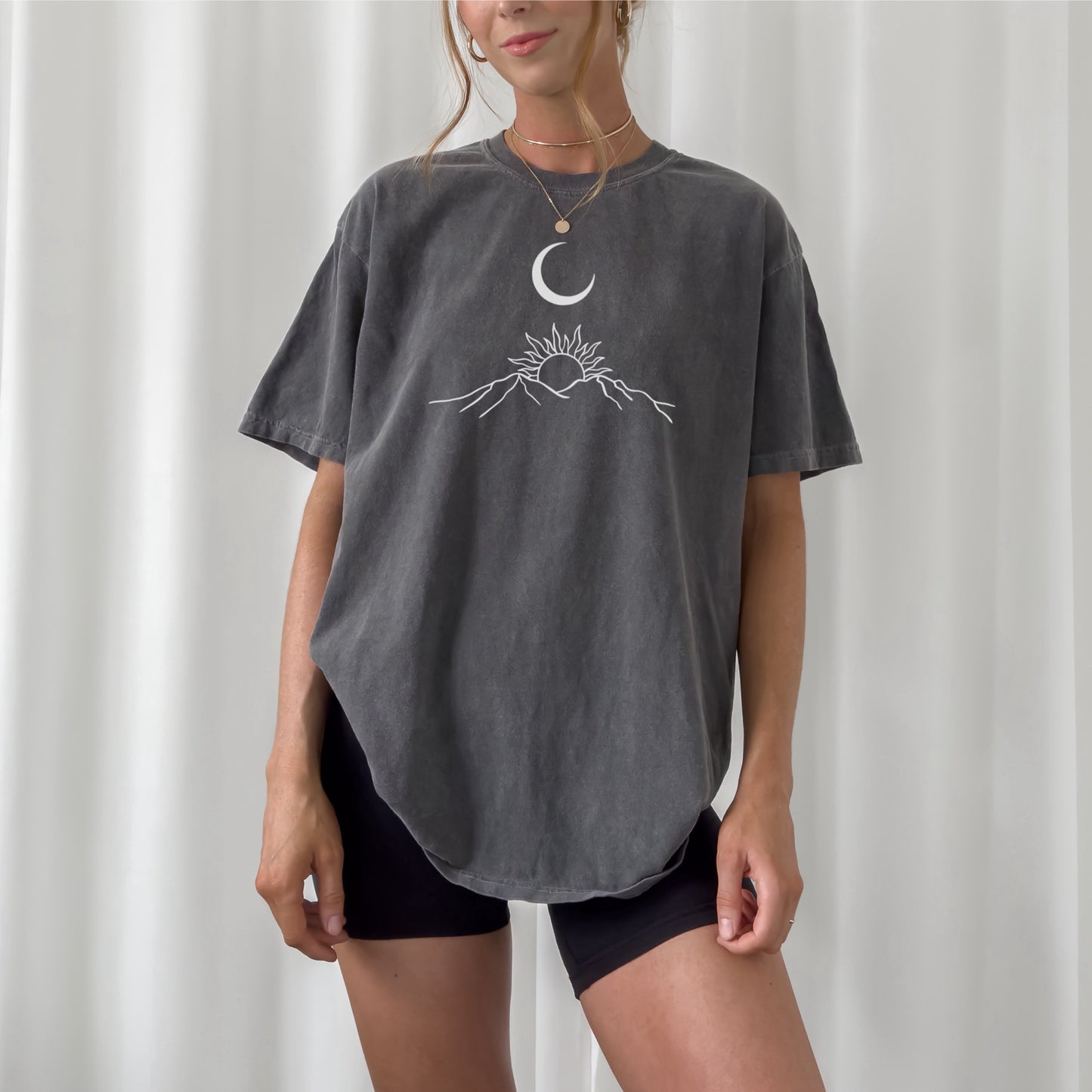 Set aus 3 handgezeichneten Mond-Line Art Designs: Berglandschaft mit Sonne und Mond, Mondsichel mit Mandala und Wildblumenstrauß vor einem Sichelmond.