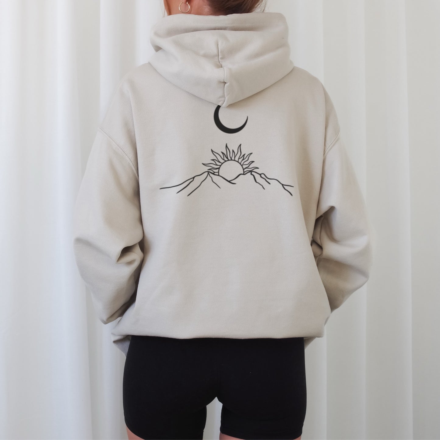 Set aus 3 handgezeichneten Mond-Line Art Designs: Berglandschaft mit Sonne und Mond, Mondsichel mit Mandala und Wildblumenstrauß vor einem Sichelmond.
