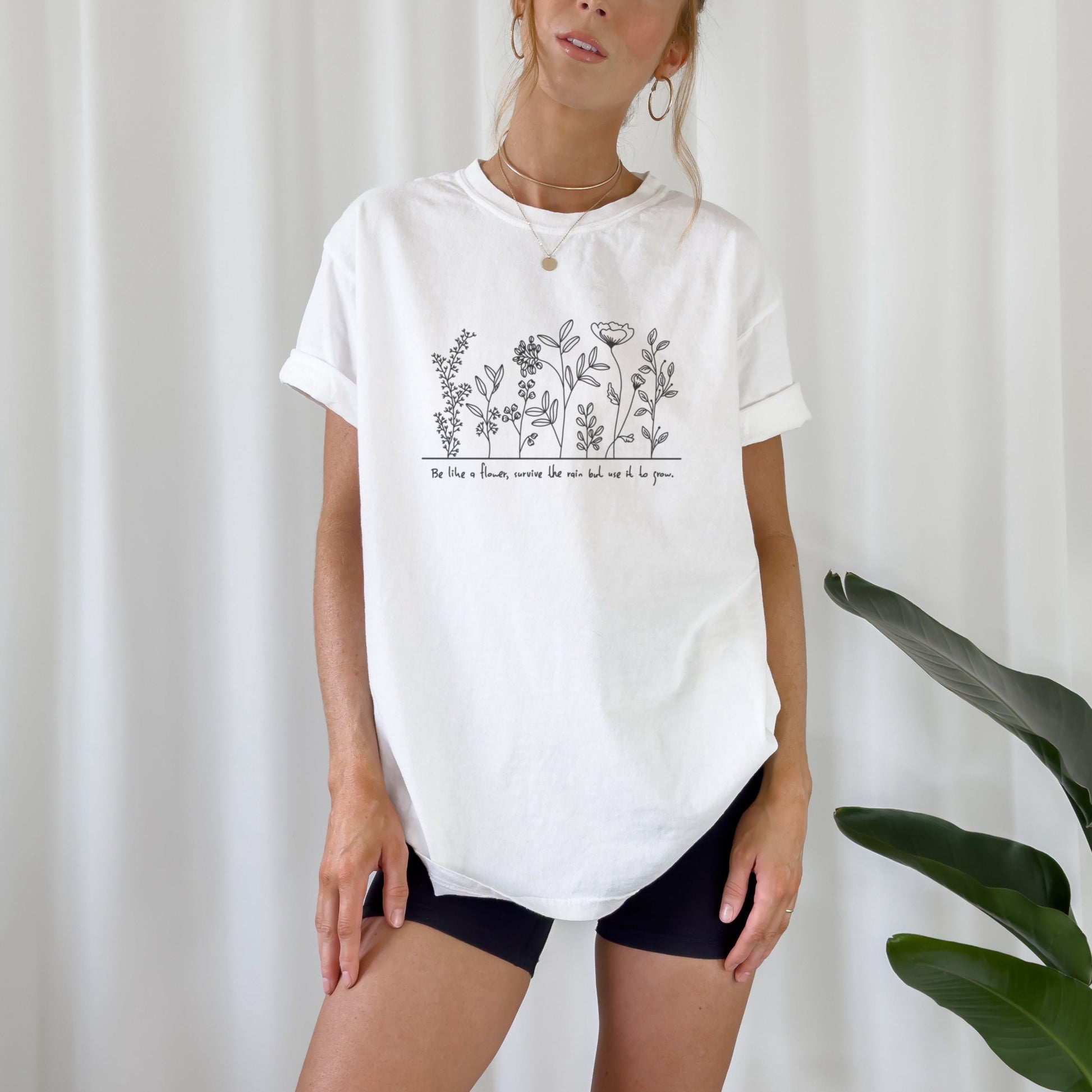 Digitale Plotterdatei mit Blumenwiese und dem Spruch „Be like a flower, survive the rain but use it to grow.“ – filigranes Line Art Design für Shirts, Taschen & Deko.