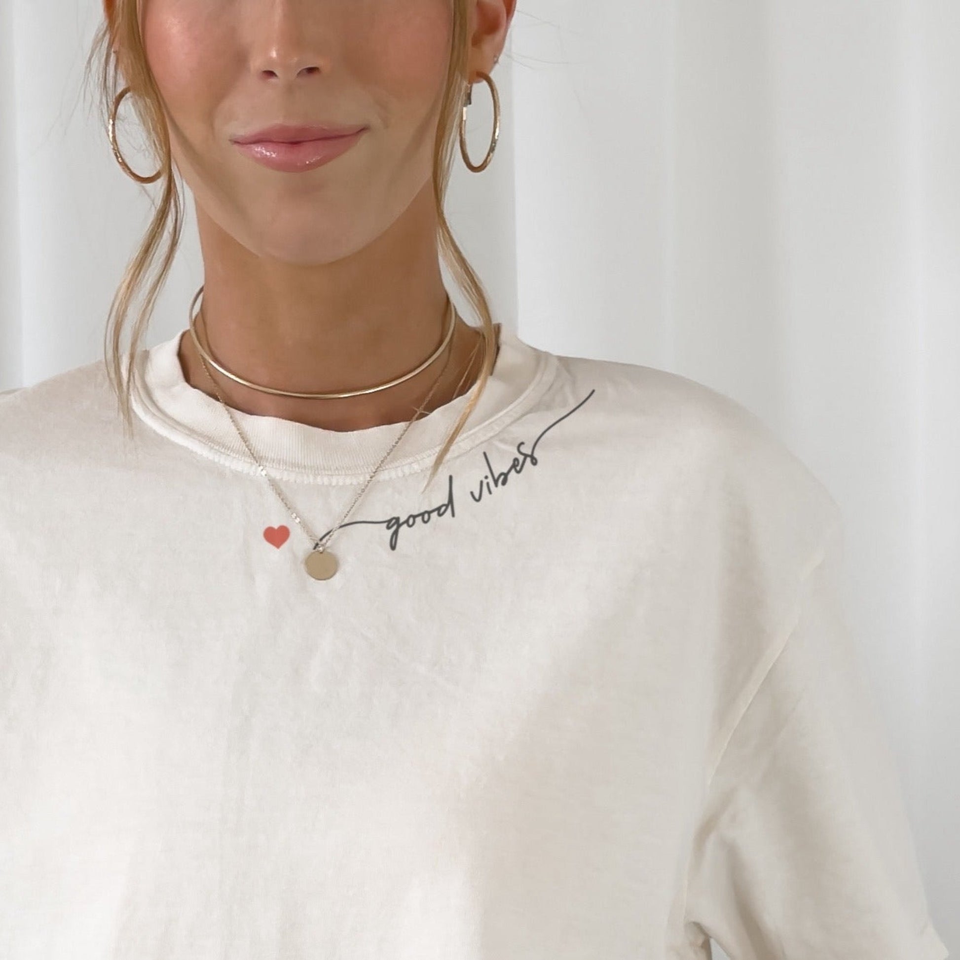 3-teilige digitale Plotterdatei mit den gebogenen Schriftzügen „Good Vibes“, „Little Sunshine“ und „Perfectly Imperfect“, ideal für Platzierungen unter dem Halsbündchen auf T-Shirts und Hoodies.