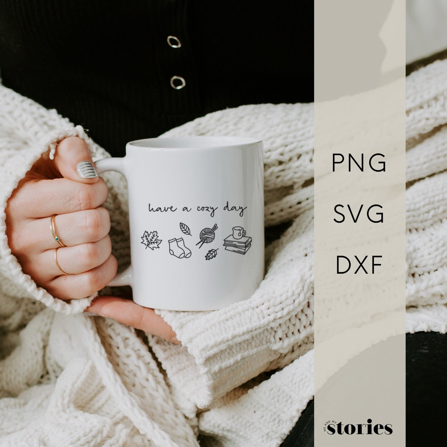 „Have a Cozy Day“ – Herbstliches Design mit geschwungener Schrift und Symbolen wie Blättern, Socken, Büchern und Wolle. Ideal für DIY-Tassen, Kissen und Herbstdeko.