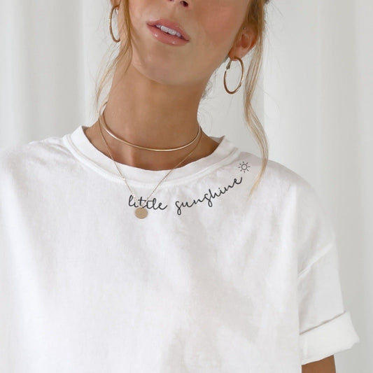 3-teilige digitale Plotterdatei mit den gebogenen Schriftzügen „Good Vibes“, „Little Sunshine“ und „Perfectly Imperfect“, ideal für Platzierungen unter dem Halsbündchen auf T-Shirts und Hoodies.