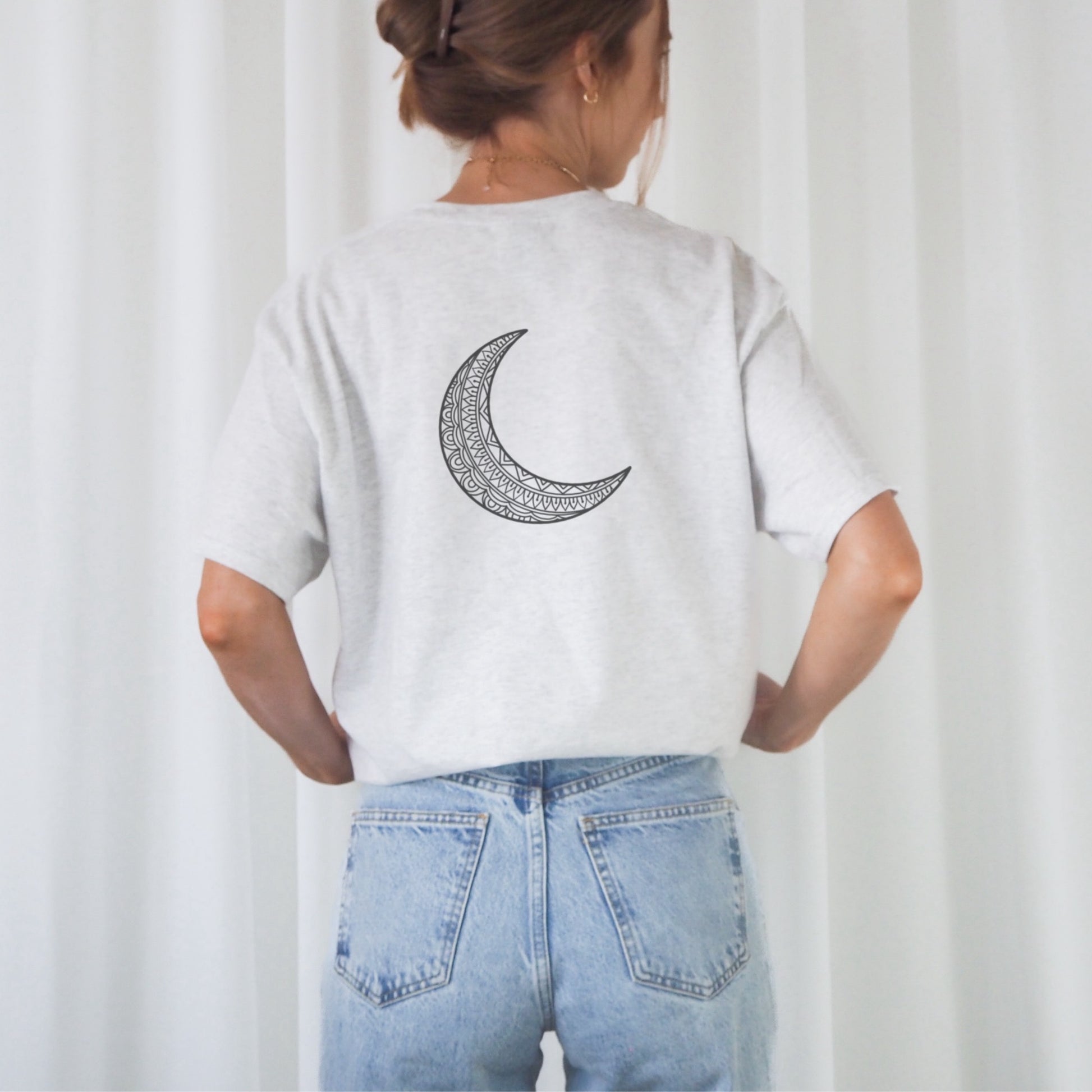Set aus 3 handgezeichneten Mond-Line Art Designs: Berglandschaft mit Sonne und Mond, Mondsichel mit Mandala und Wildblumenstrauß vor einem Sichelmond.