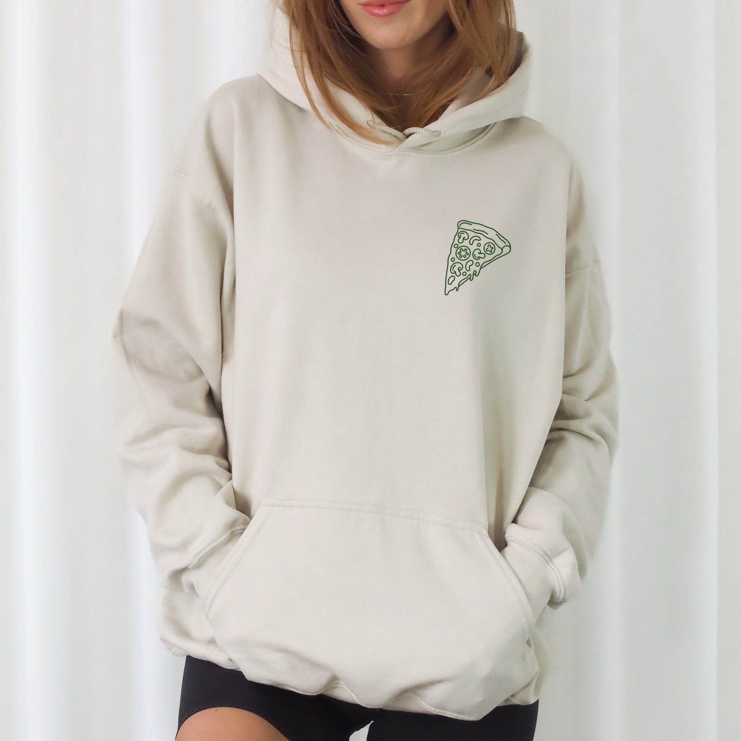 „Pizza & Chill“ – Line Art Design mit Pizza, Wein, Laptop und gemütlichen Accessoires für den perfekten „Chill“-Abend. Ideal für T-Shirts, Hoodies und kreative DIY-Projekte.