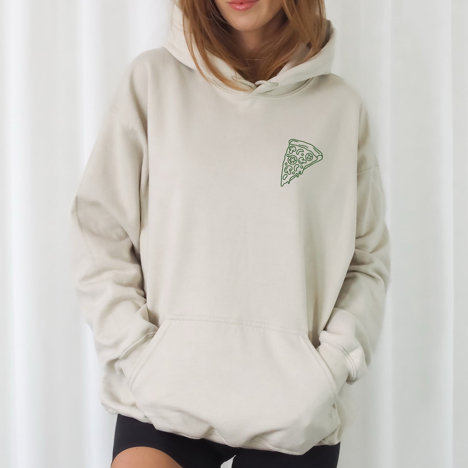 „Pizza & Chill“ – Line Art Design mit Pizza, Wein, Laptop und gemütlichen Accessoires für den perfekten „Chill“-Abend. Ideal für T-Shirts, Hoodies und kreative DIY-Projekte.