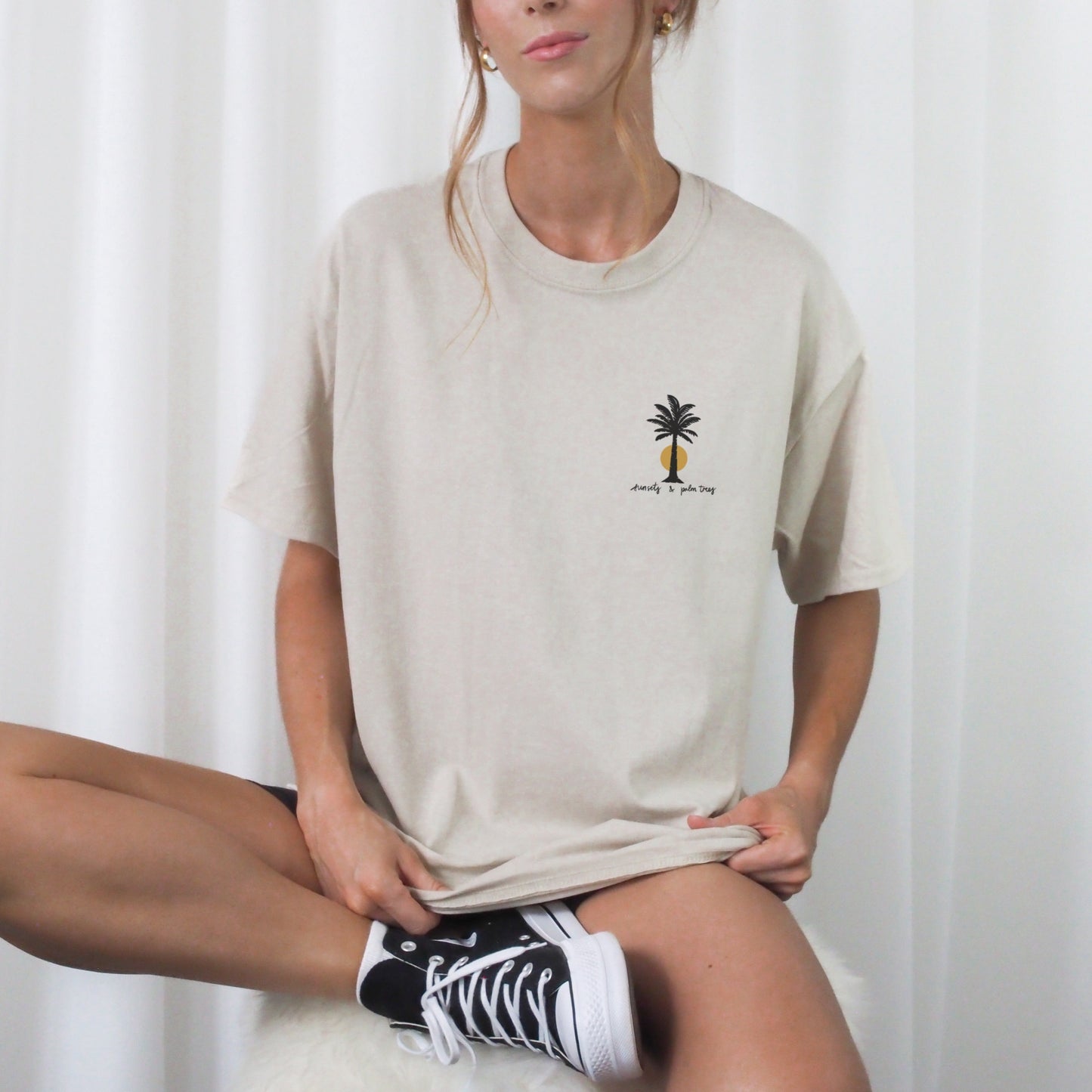 Digitale Plotterdatei mit Palme, Sonne und dem Schriftzug „Palmtrees and Sunsets“ – minimalistisches Sommerdesign im Line Art Stil für Shirts, Taschen & Caps.