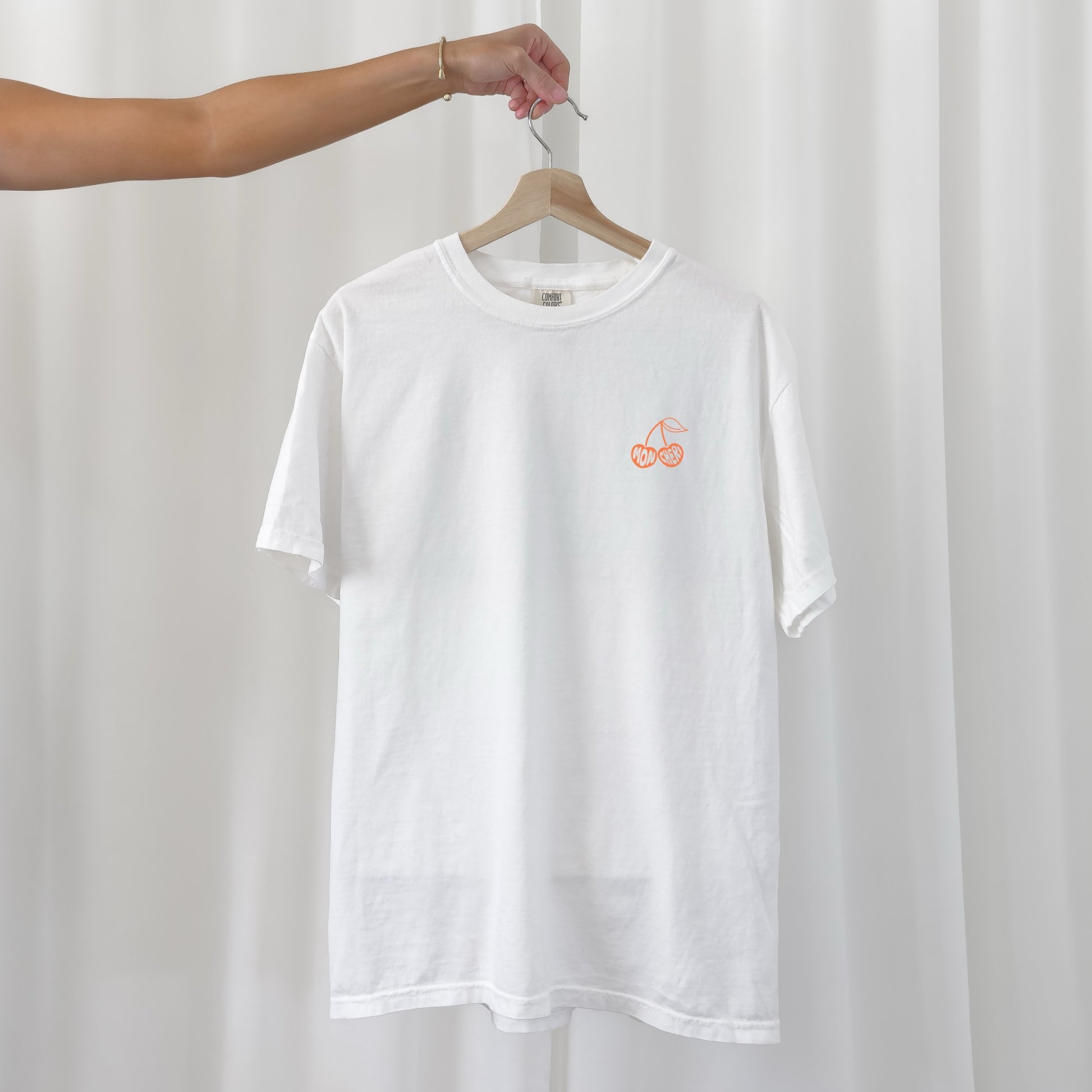 Digitale Plotterdatei mit minimalistischer Kirsche und Schriftzug „mon chéri“ – modernes Line Art Design für Shirts, Taschen & stylische DIY-Projekte.
