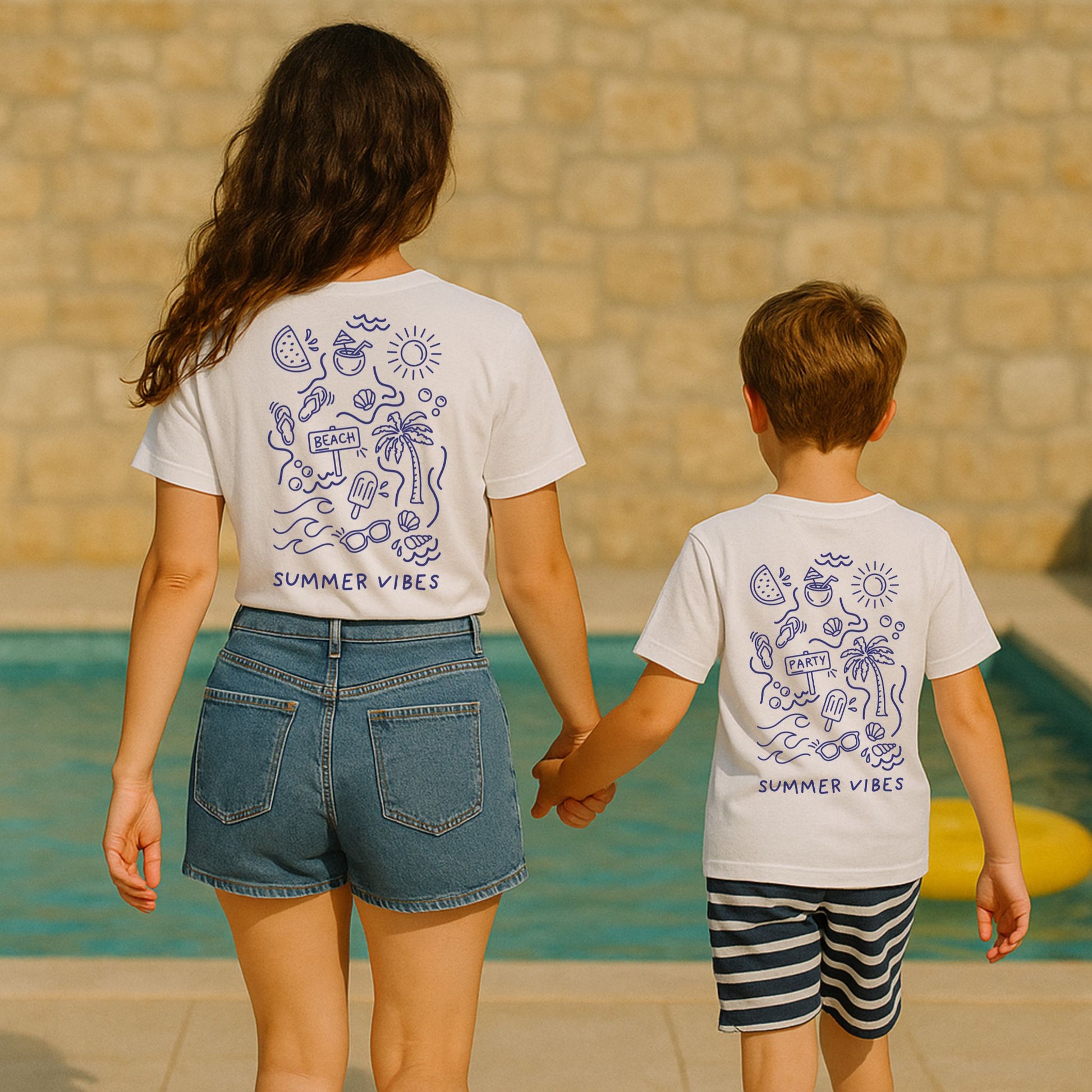 Digitale Plotterdatei „Summer Vibes“ – Ein Design mit fröhlichen Symbolen wie Palme, Flip-Flops und Wassermelone, kombiniert mit den Schriftzügen „Pool Vibes Only“ und „Good Vibes Only“. Ideal für Familien- und Partner-Outfits.