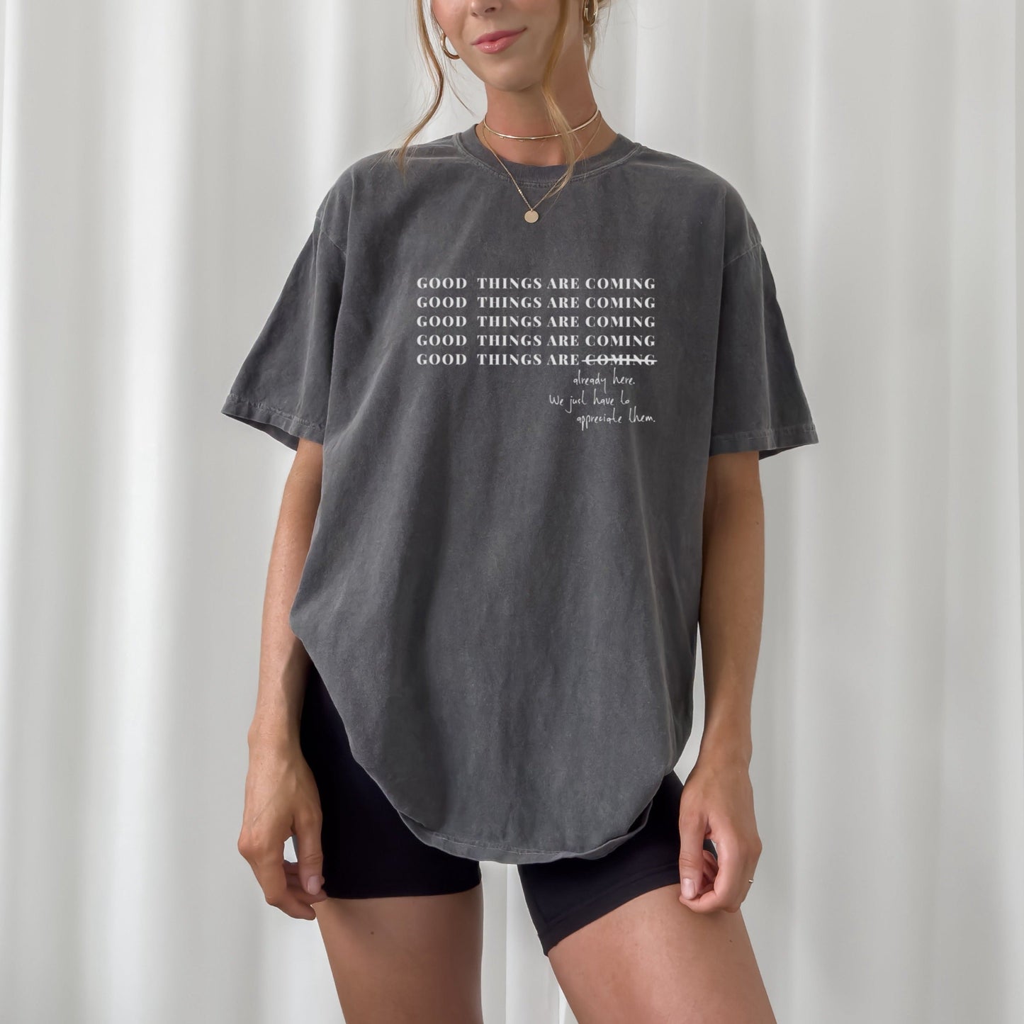 Digitale Plotterdatei mit dem Spruch „Good things are coming“ (durchgestrichen) und dem Zusatz „are already here...“ – achtsames Design für Shirts, Taschen & mehr.
