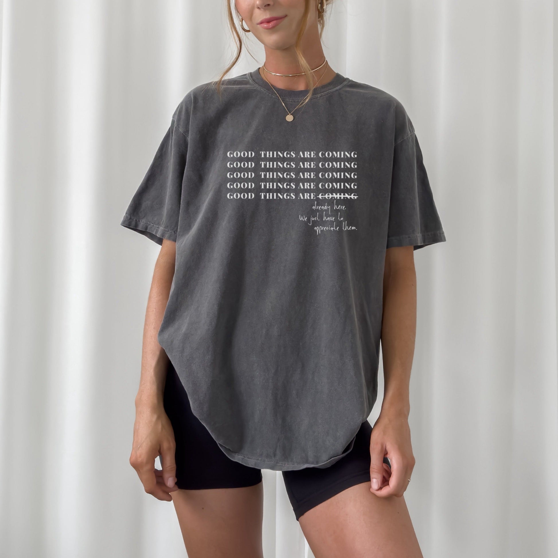 Digitale Plotterdatei mit dem Spruch „Good things are coming“ (durchgestrichen) und dem Zusatz „are already here...“ – achtsames Design für Shirts, Taschen & mehr.