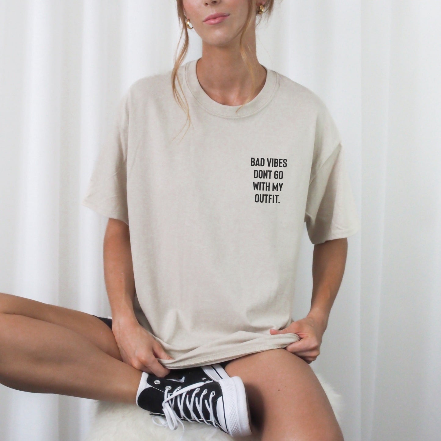 Digitale Plotterdatei mit Statement-Spruch „Bad vibes don’t go with my outfit“ – modernes Design für Shirts, Hoodies & Taschen.