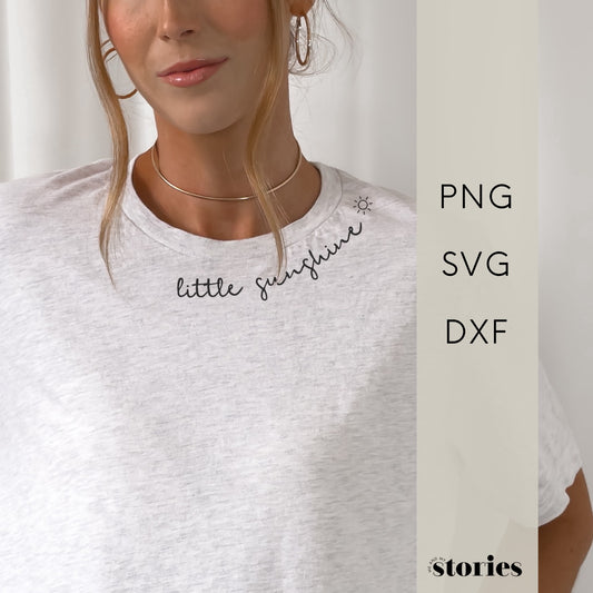 Digitale Plotterdatei mit dem Schriftzug „Little Sunshine“ und kleiner Sonne – geschwungenes Design für Halsausschnitt, Ärmel oder Kapuze.