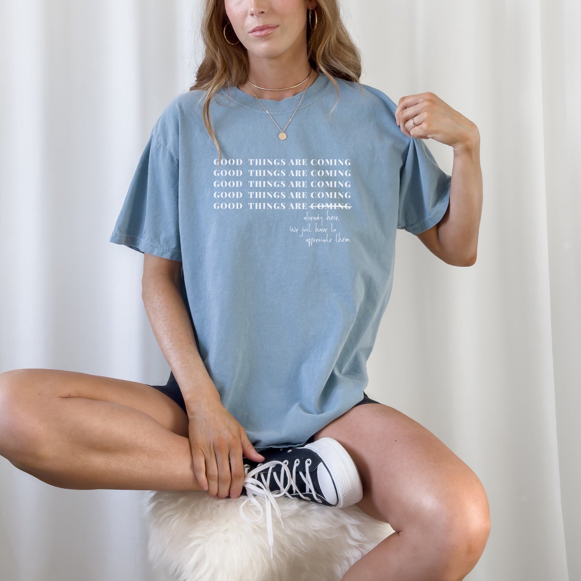 Digitale Plotterdatei mit dem Spruch „Good things are coming“ (durchgestrichen) und dem Zusatz „are already here...“ – achtsames Design für Shirts, Taschen & mehr.