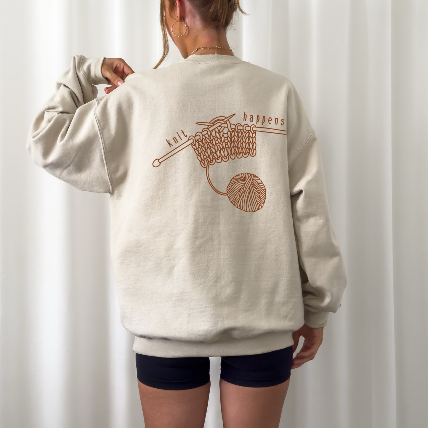 Plotterdatei Knit Happens – Line Art Design mit Wollknäuel, Strickstück und Stricknadeln. Lustiges DIY-Motiv für Strickfans, perfekt für Shirts, Hoodies und Taschen.“